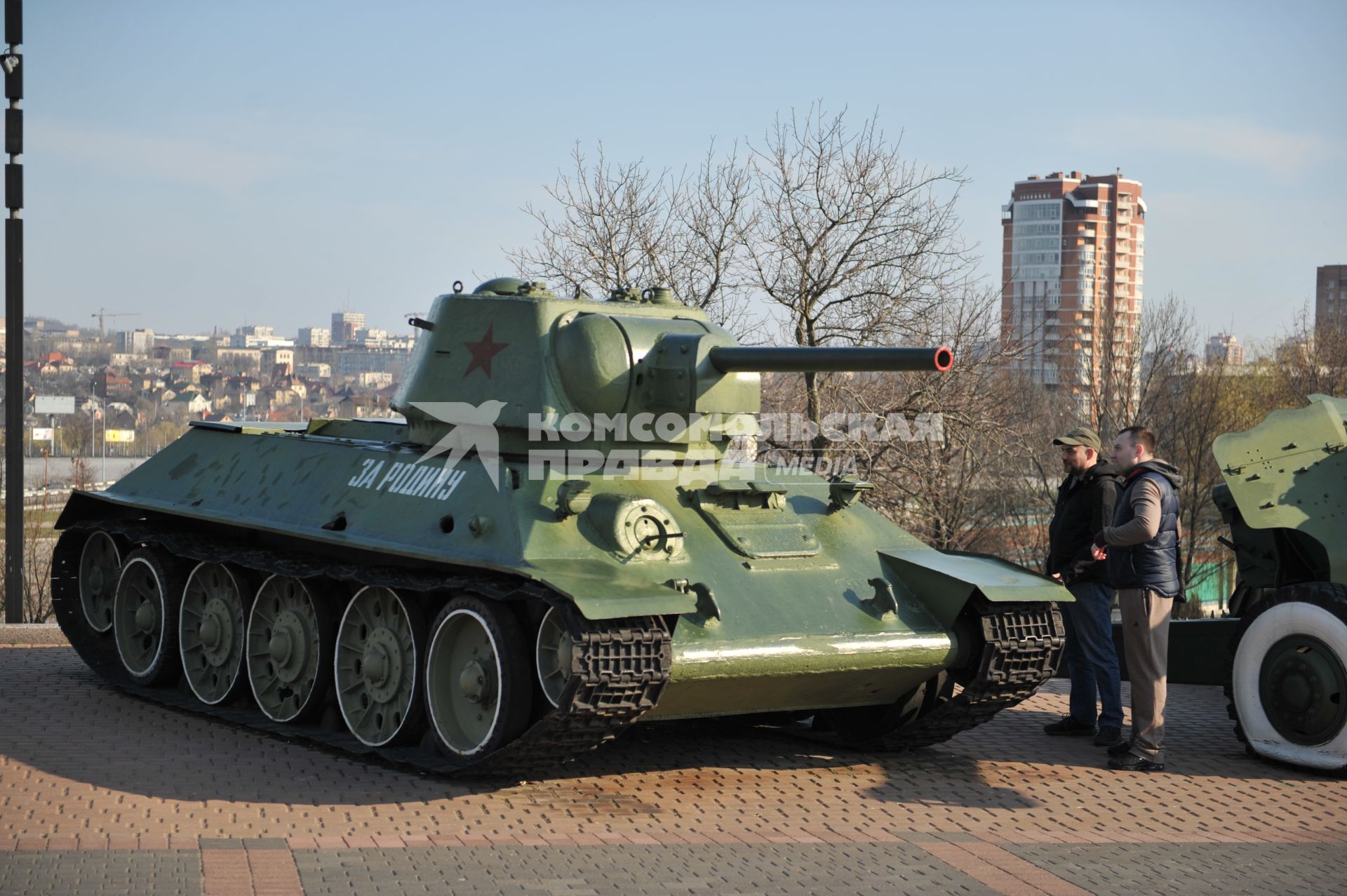 ДНР. г.Донецк. Площадка военной техники в составе мемориального комплекса `Твоим освободителям, Донбасс` (`Освободителям Донбасса`). Специальный корреспондент КП Дмитрий Стешин и одессит, ведущий интернет-канала `Одесское общественное телевидение` Александр Воскобойников (справа).