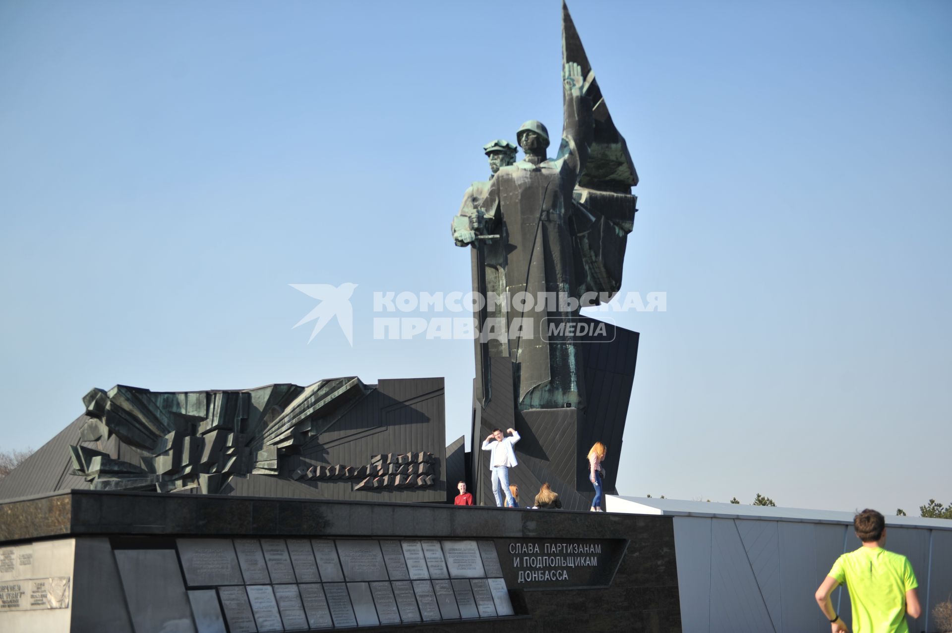 ДНР. г.Донецк. Монумент `Твоим освободителям, Донбасс` (`Освободителям Донбасса`).