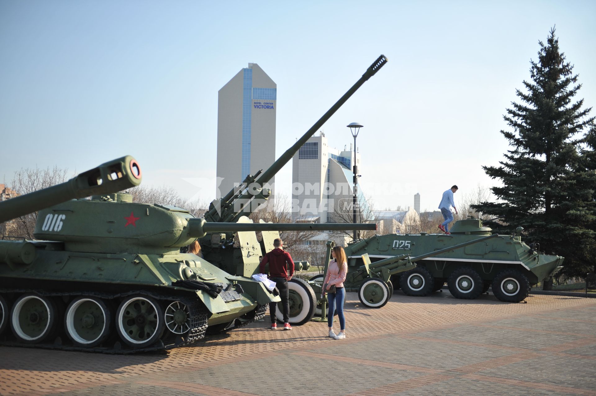 ДНР. г.Донецк. Площадка военной техники в составе мемориального комплекса `Твоим освободителям, Донбасс` (`Освободителям Донбасса`).