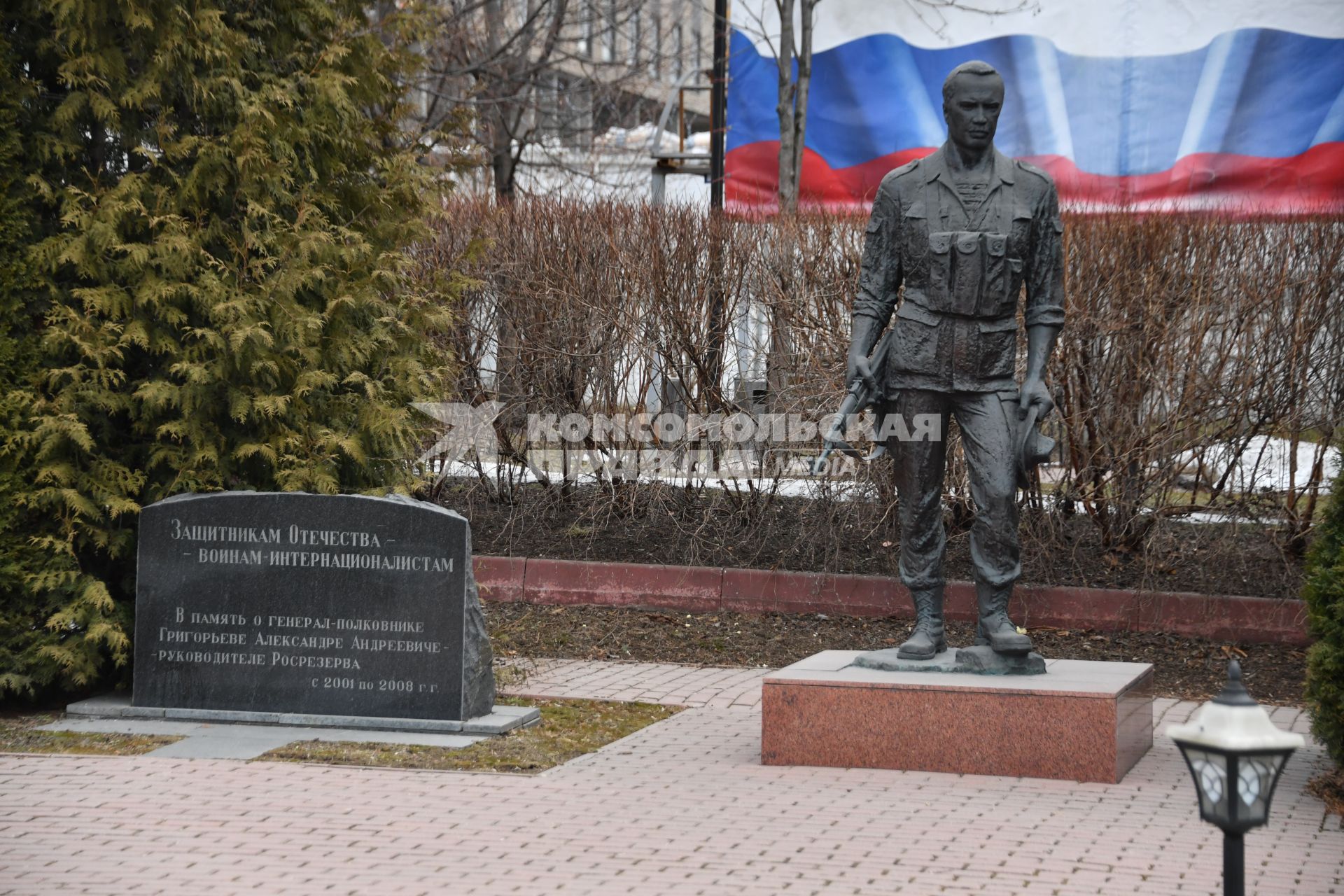 Москва.   Памятник генерал- полковнику Александру Григорьеву на территории хранилища Росрезерва