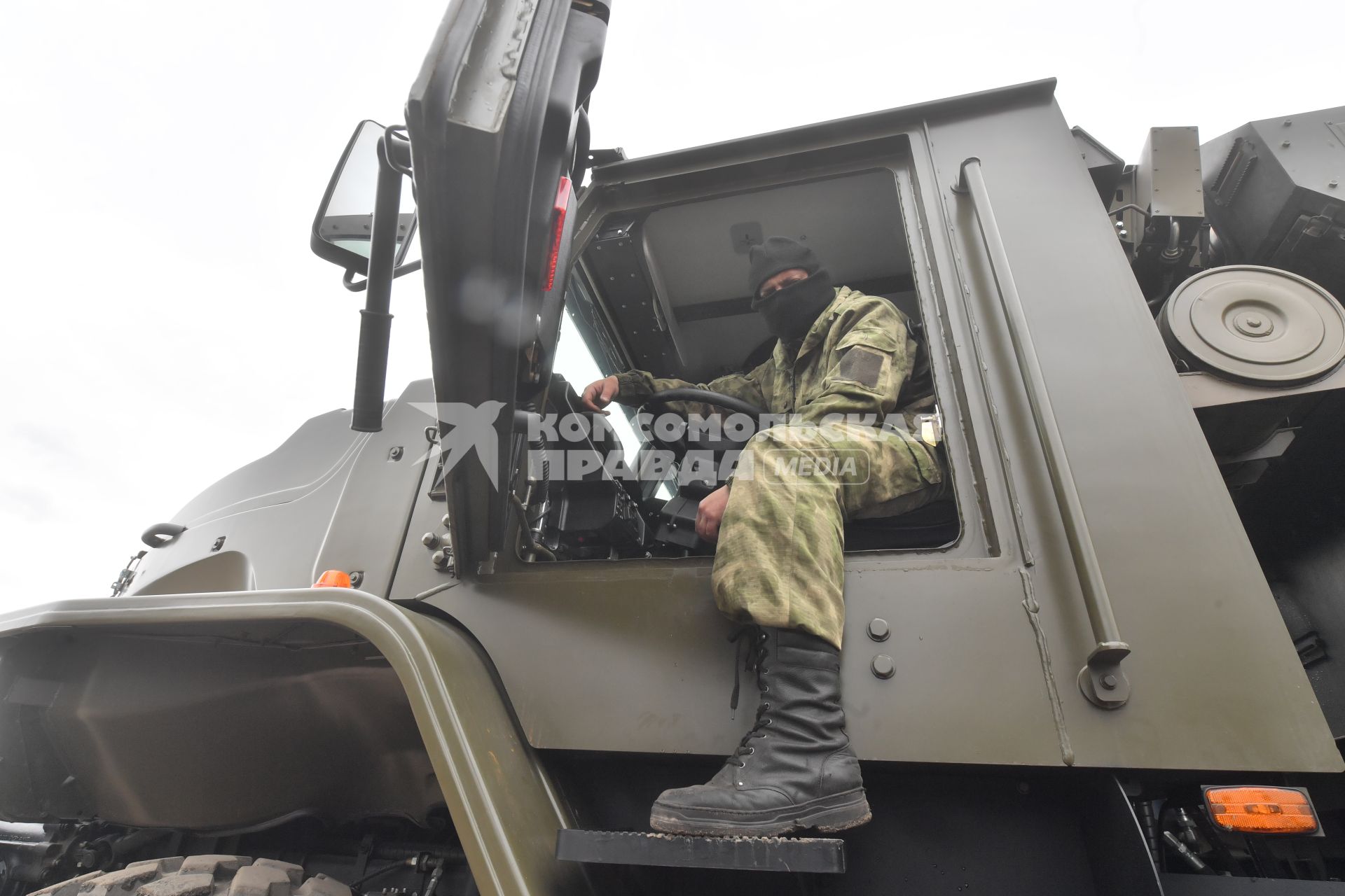 Украина. Военно-полевой госпиталь быстрого развёртывания палаточного типа РФ на Киевском направлении. Водитель в бронемашине.