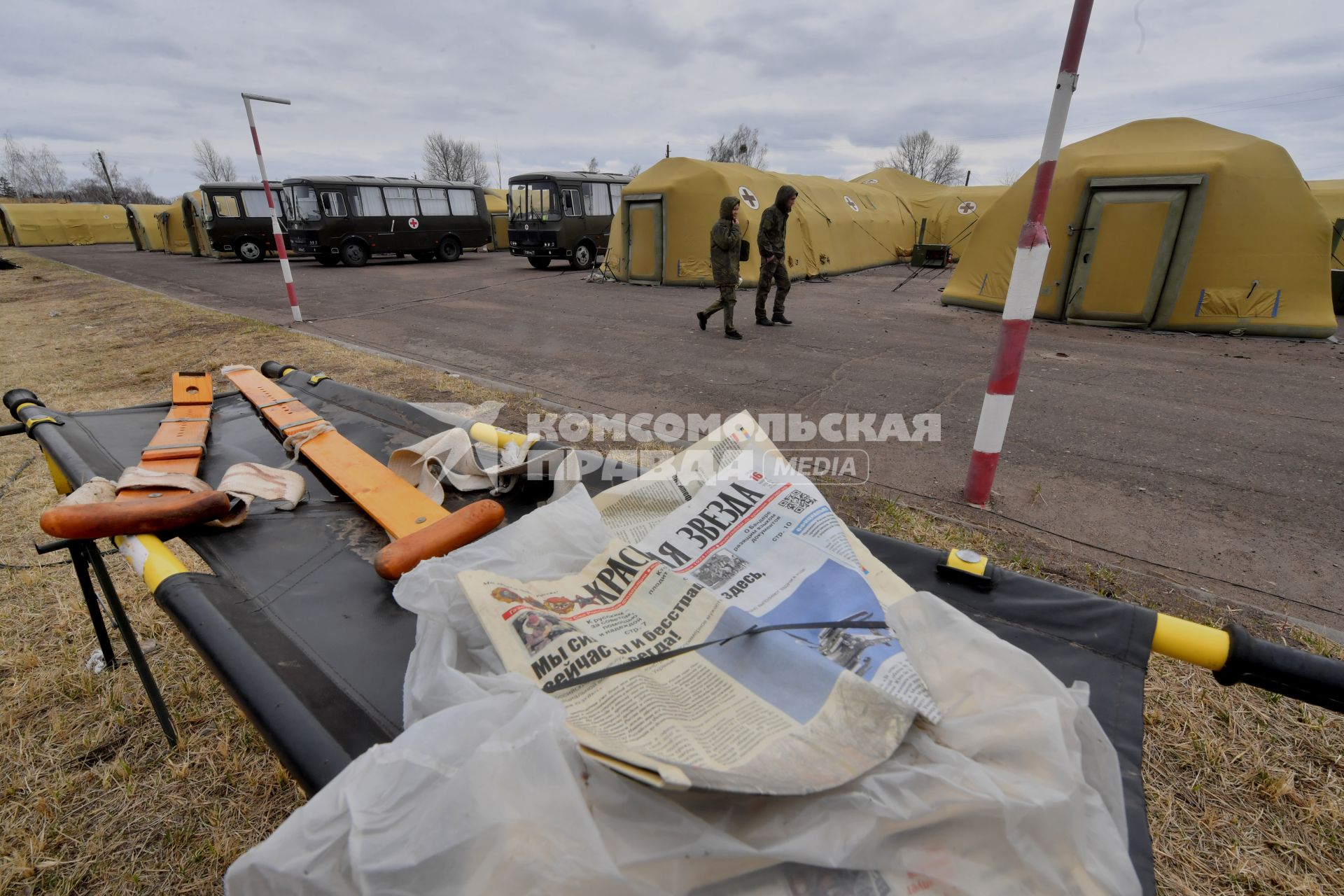 Украина. Военно-полевой госпиталь быстрого развёртывания палаточного типа РФ на Киевском направлении. Санитарные автобусы и палатки.