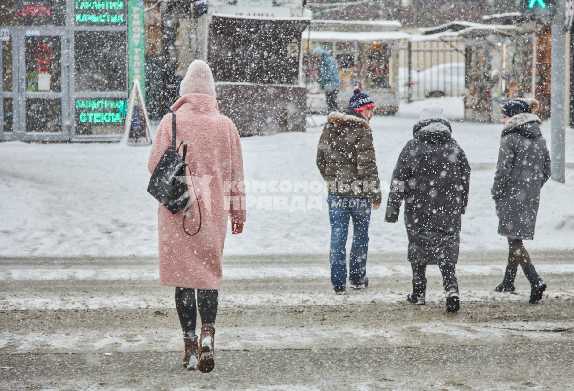 Пермь. Люди на улице во время снегопада.