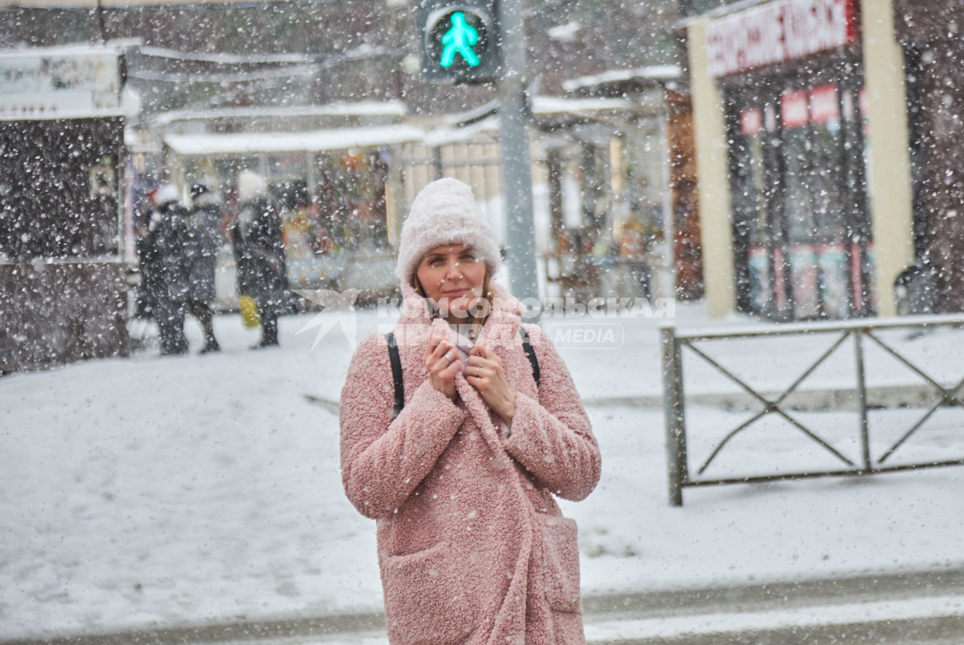 Пермь. Девушка на улице во время снегопада.
