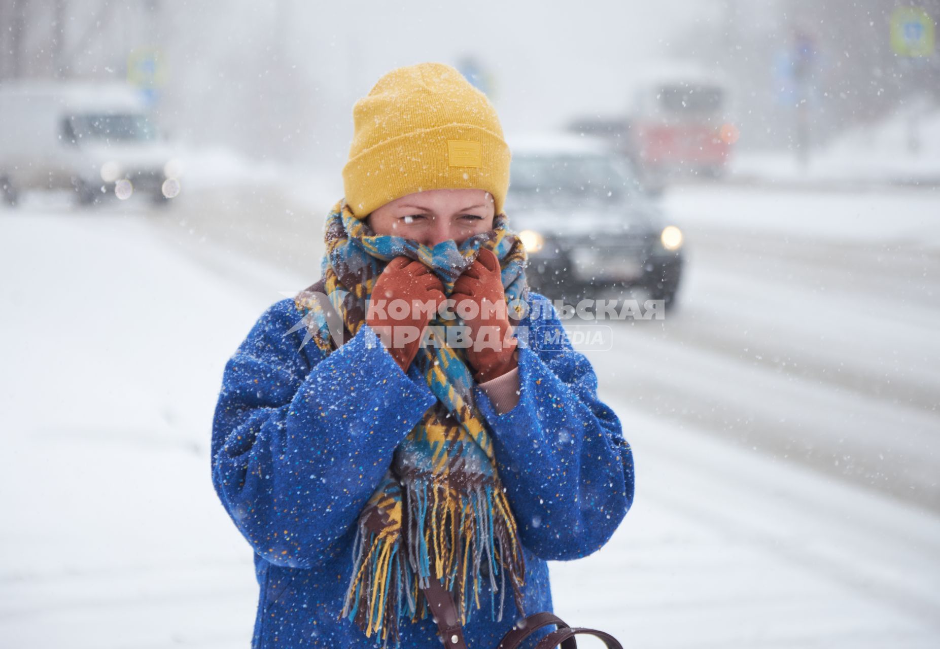 Пермь. Девушка на улице во время снегопада.