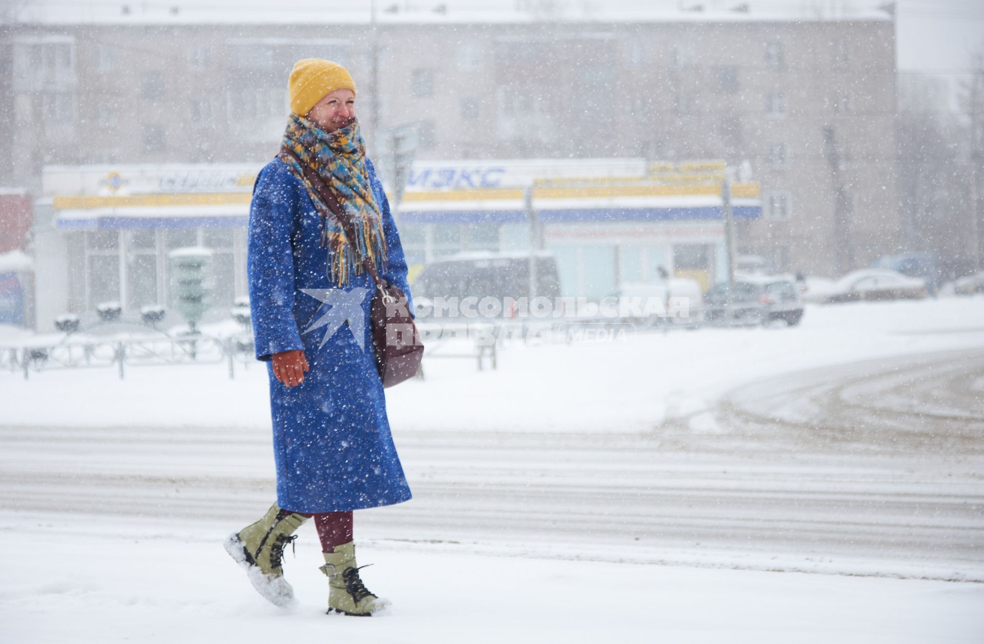 Пермь. Девушка на улице во время снегопада.