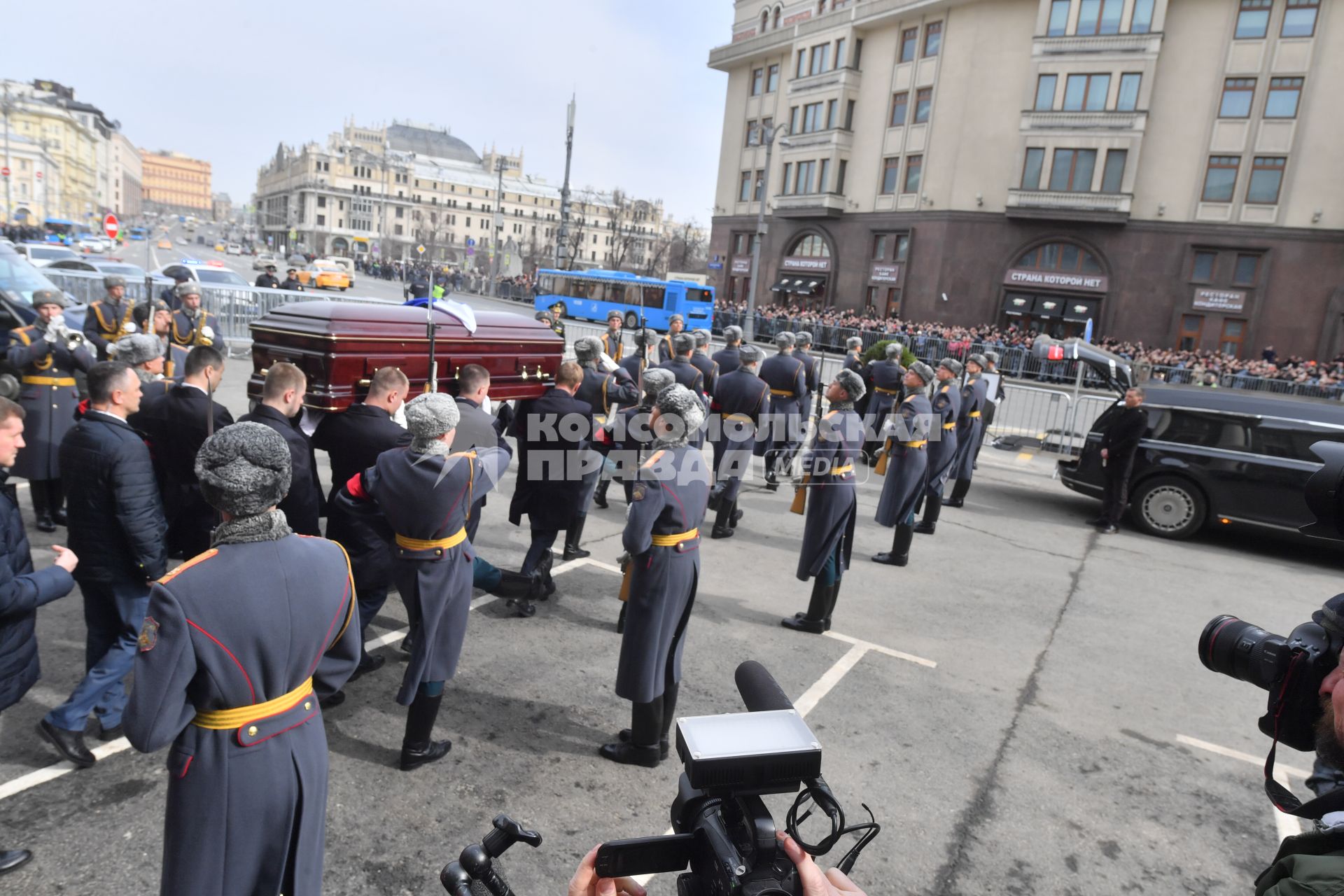 Москва. Вынос гроба с телом руководителя фракции ЛДПР Владимира Жириновского после церемонии прощания в Колонном зале Дома Союзов.