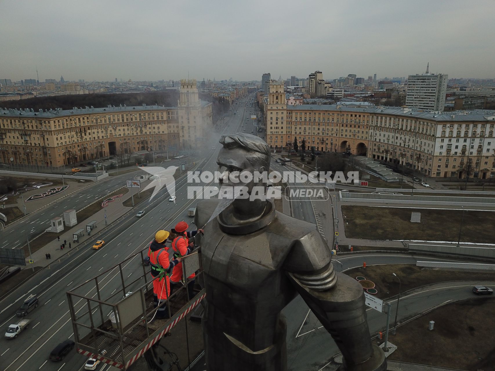 Москва. Работники коммунальных служб моют памятник космонавту Юрию Гагарину на Ленинском проспекте в преддверии Дня космонавтики.