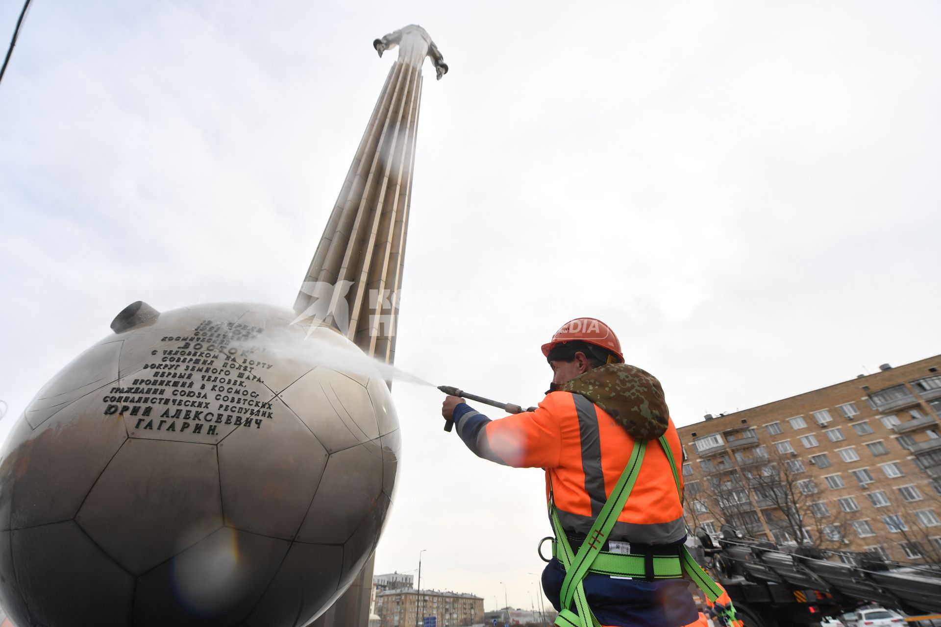 Москва. Работник коммунальных служб моет памятник космонавту Юрию Гагарину на Ленинском проспекте в преддверии Дня космонавтики.