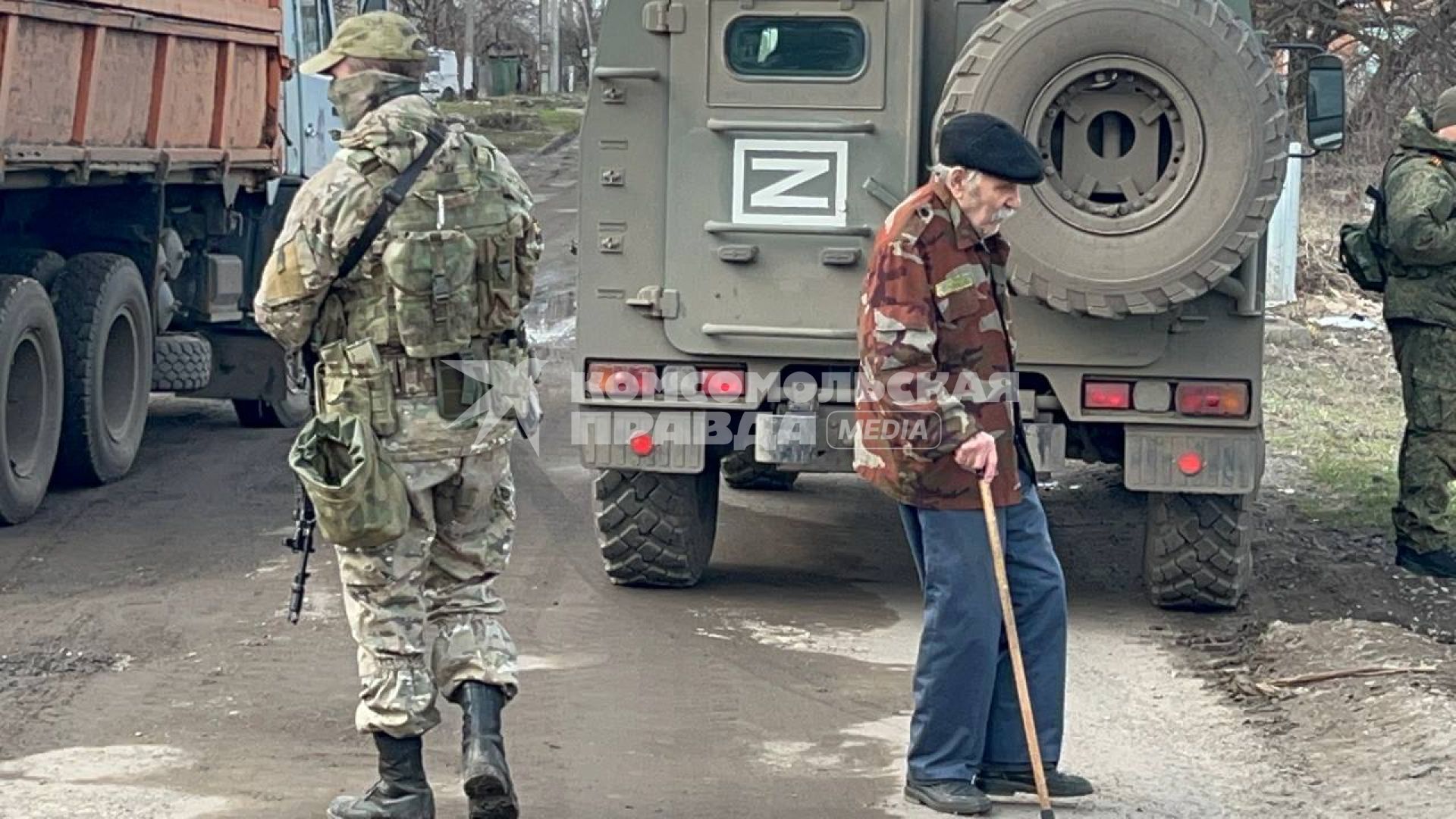 Украина. Харьковская область. г.Купянск. Военная операции РФ по демилитаризации Украины. Российский военнослужащий наблюдает за дорогой.