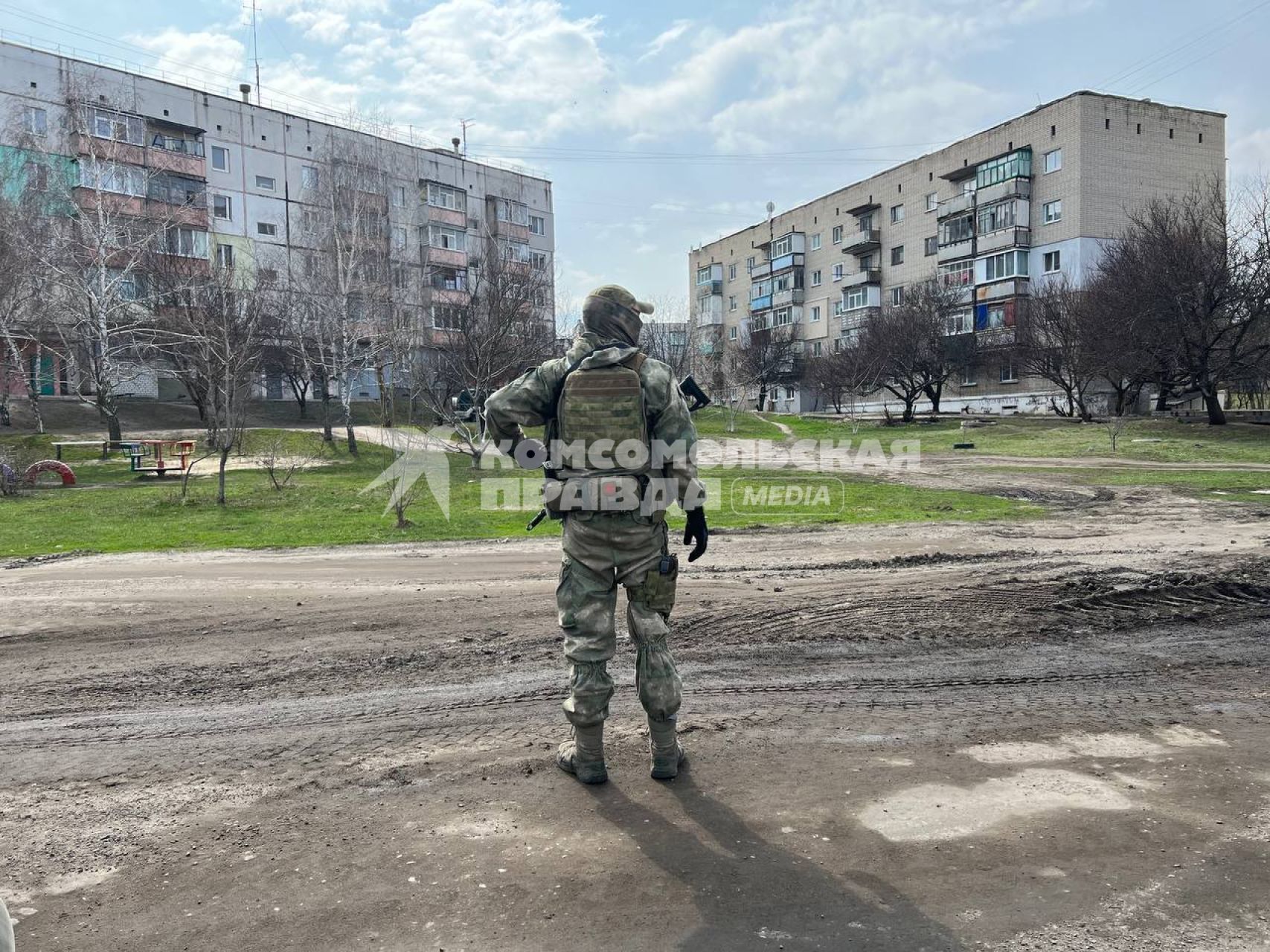 Украина. Харьковская область. г.Купянск. Военная операции РФ по демилитаризации Украины. Российский военнослужащий наблюдает за дорогой.