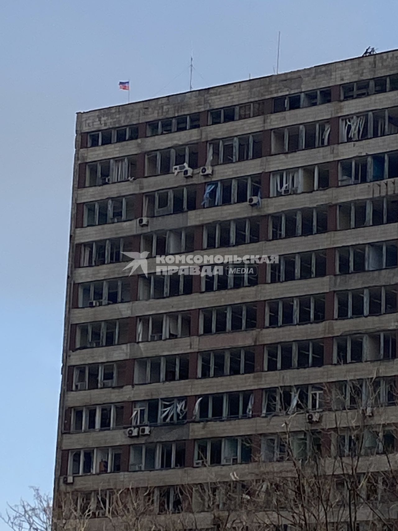 Украина. г.Мариуполь. Российский флаг на крыше здания городской администрации.