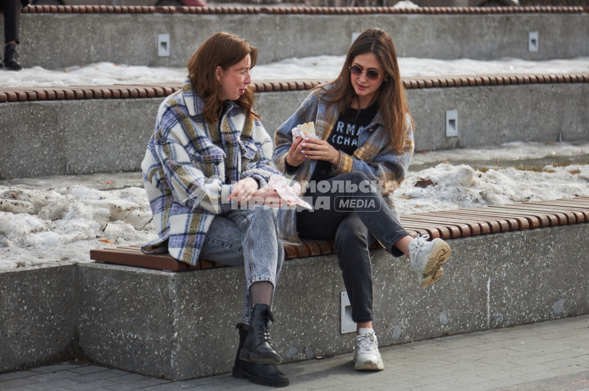Пермь. Девушки отдыхают на скамейке.