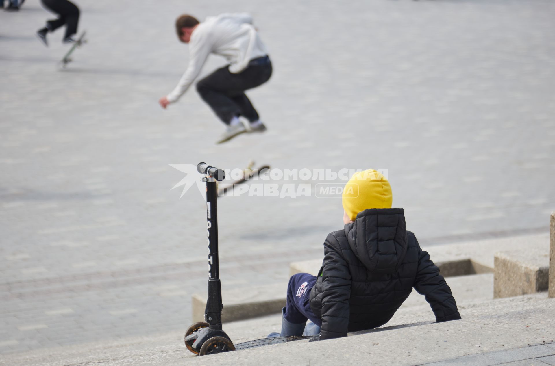 Пермь. Молодые люди катаются на скейтборде.