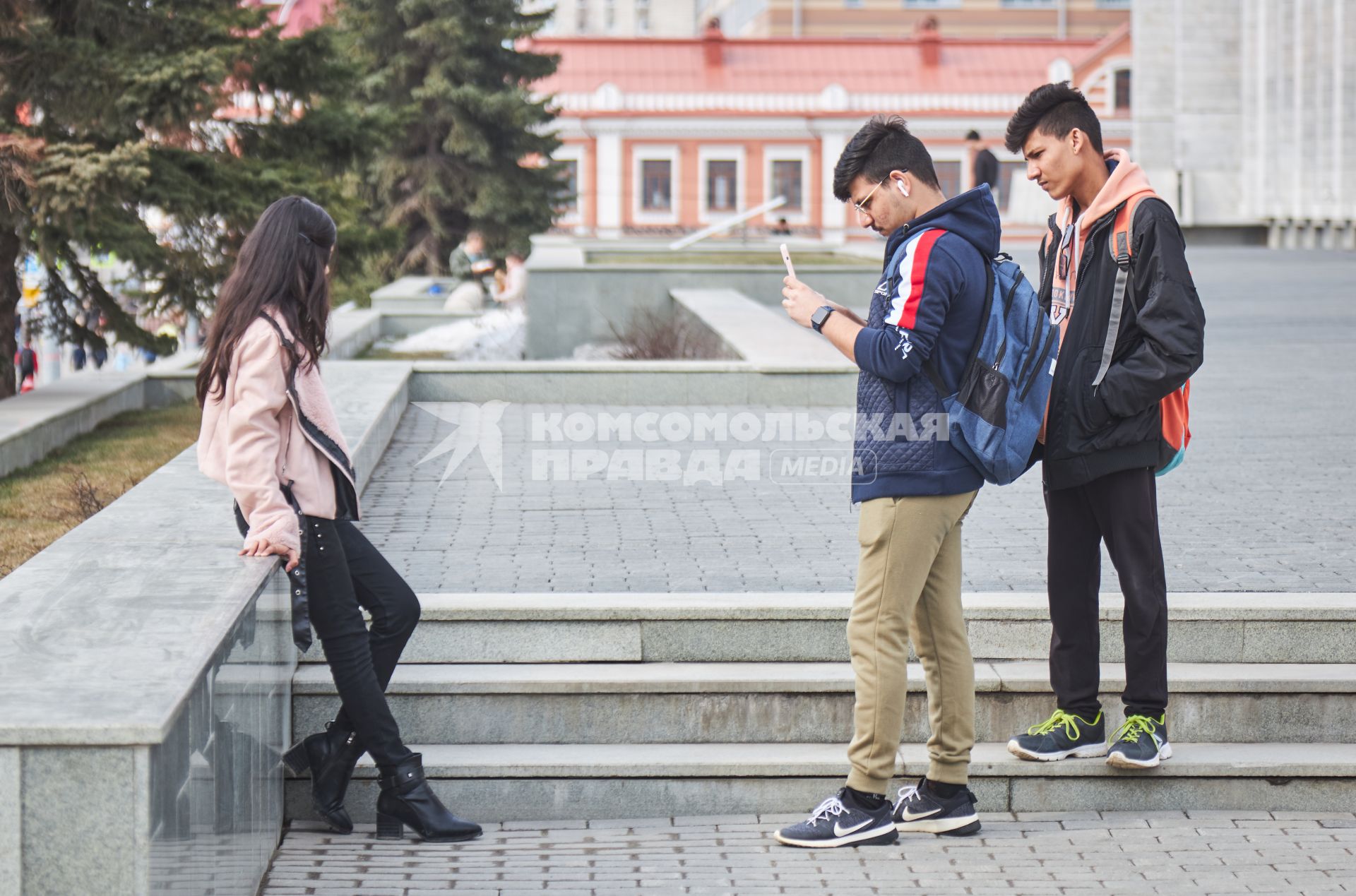 Пермь. Молодые люди на прогулке.