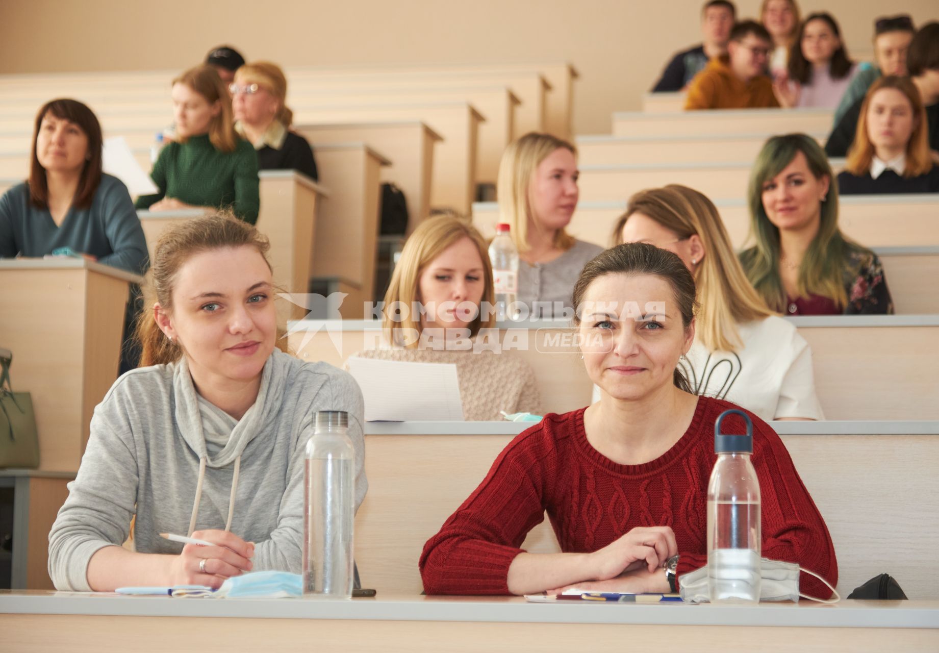 Пермь. Участницы во время ежегодной образовательной акции `Тотальный диктант - 2022`.