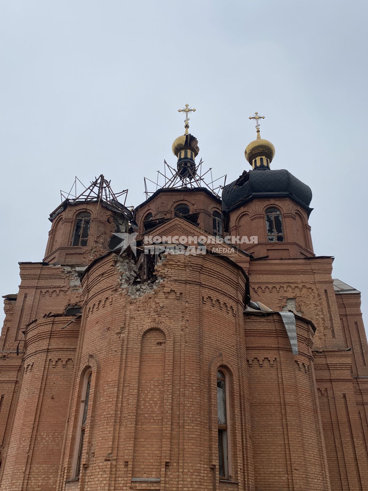 Украина. г.Мариуполь. Левобережный район. На смотровой площадке  храм Архистратига Михаила, обстрелянный армией ВСУ.