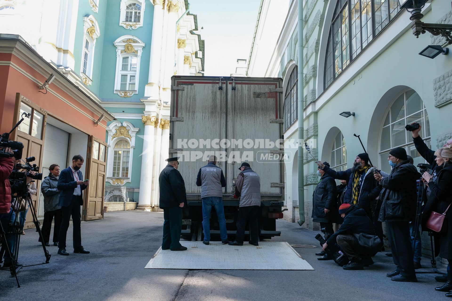 Санкт-Петербург. Разгрузка  экспонатов, прибывших с выставки из Милана,  во дворе Главного музейного комплекса Эрмитажа, задержанных  на пограничном пункте Финляндия - Россия `Ваалимаа` из-за санкций.