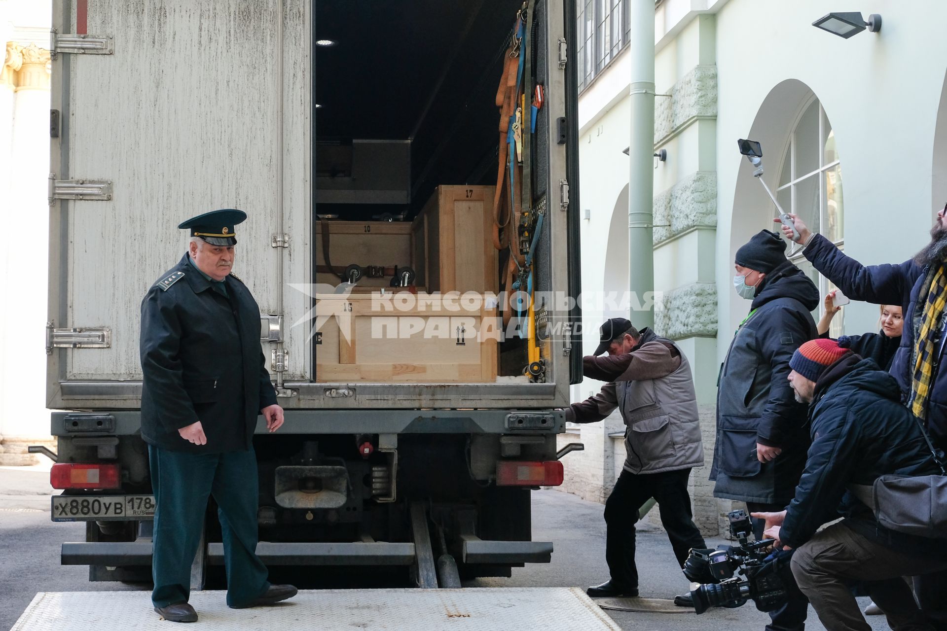 Санкт-Петербург. Разгрузка  экспонатов, прибывших с выставки из Милана,  во дворе Главного музейного комплекса Эрмитажа, задержанных  на пограничном пункте Финляндия - Россия `Ваалимаа` из-за санкций.