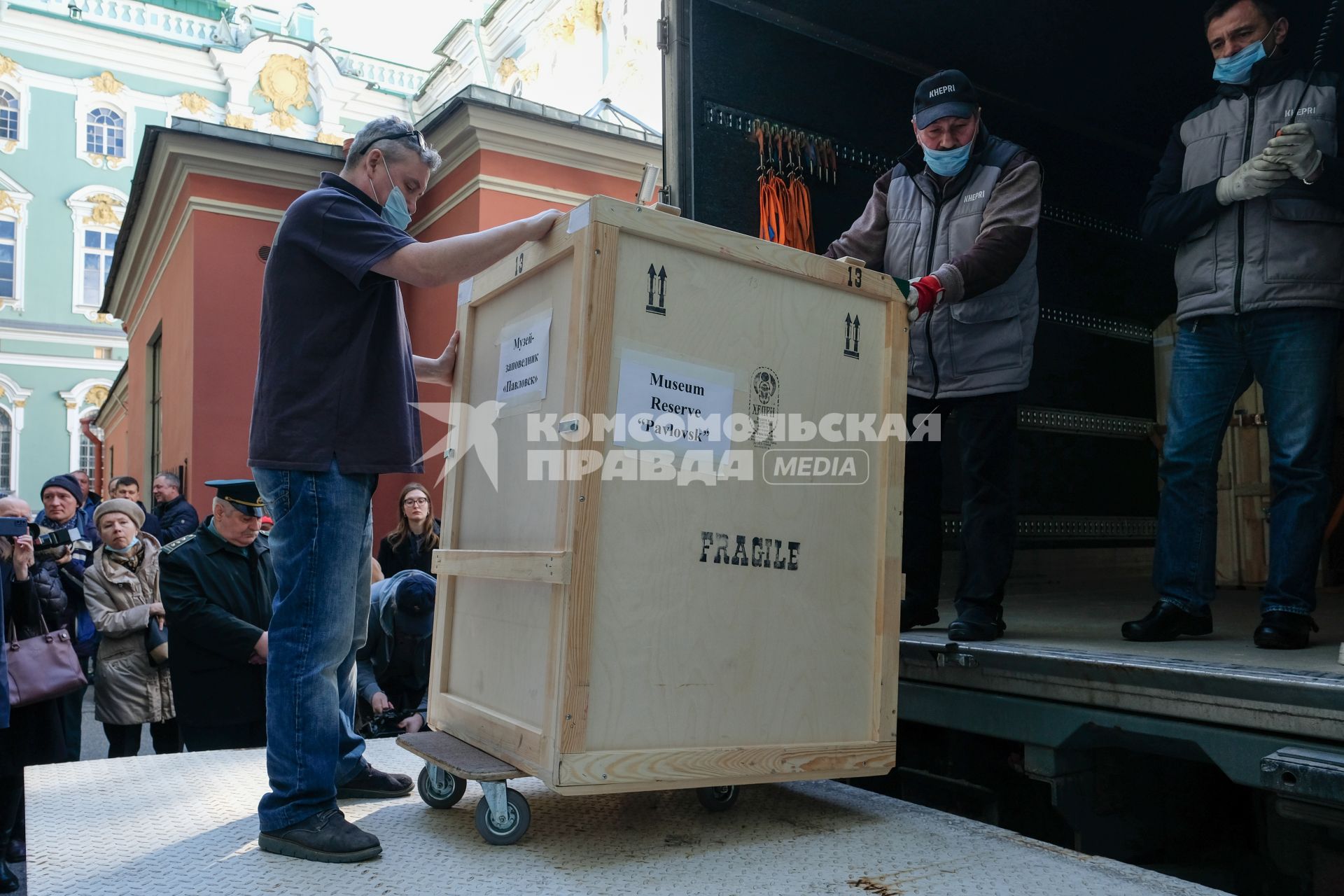 Санкт-Петербург. Разгрузка  экспонатов, прибывших с выставки из Милана,  во дворе Главного музейного комплекса Эрмитажа, задержанных  на пограничном пункте Финляндия - Россия `Ваалимаа` из-за санкций.