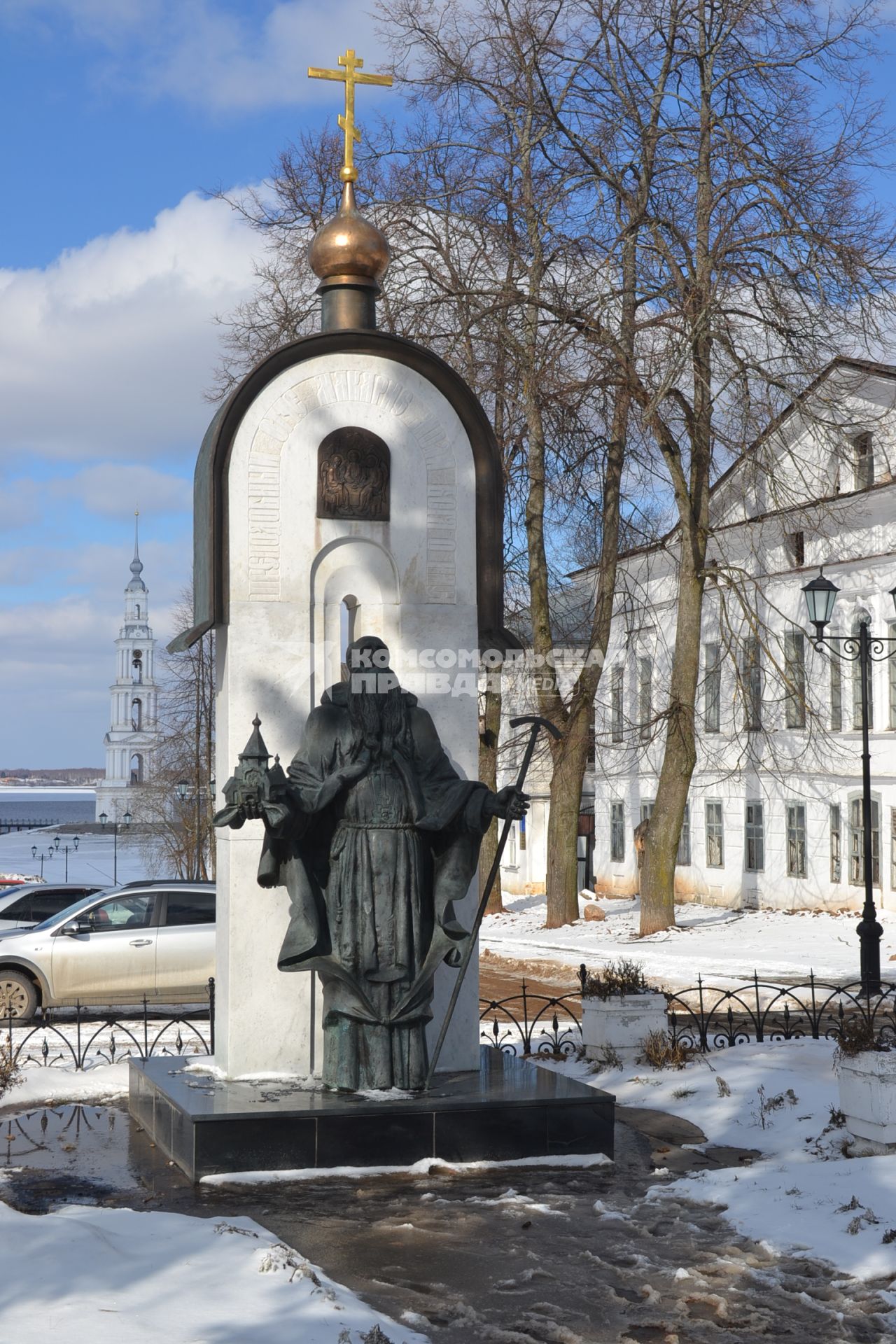 Тверская область, Калязин. Вид на колокольню Никольского собора в воде Угличского водохранилища (слева) и на памятник калязинскому святителю, Преподобному Макарию.