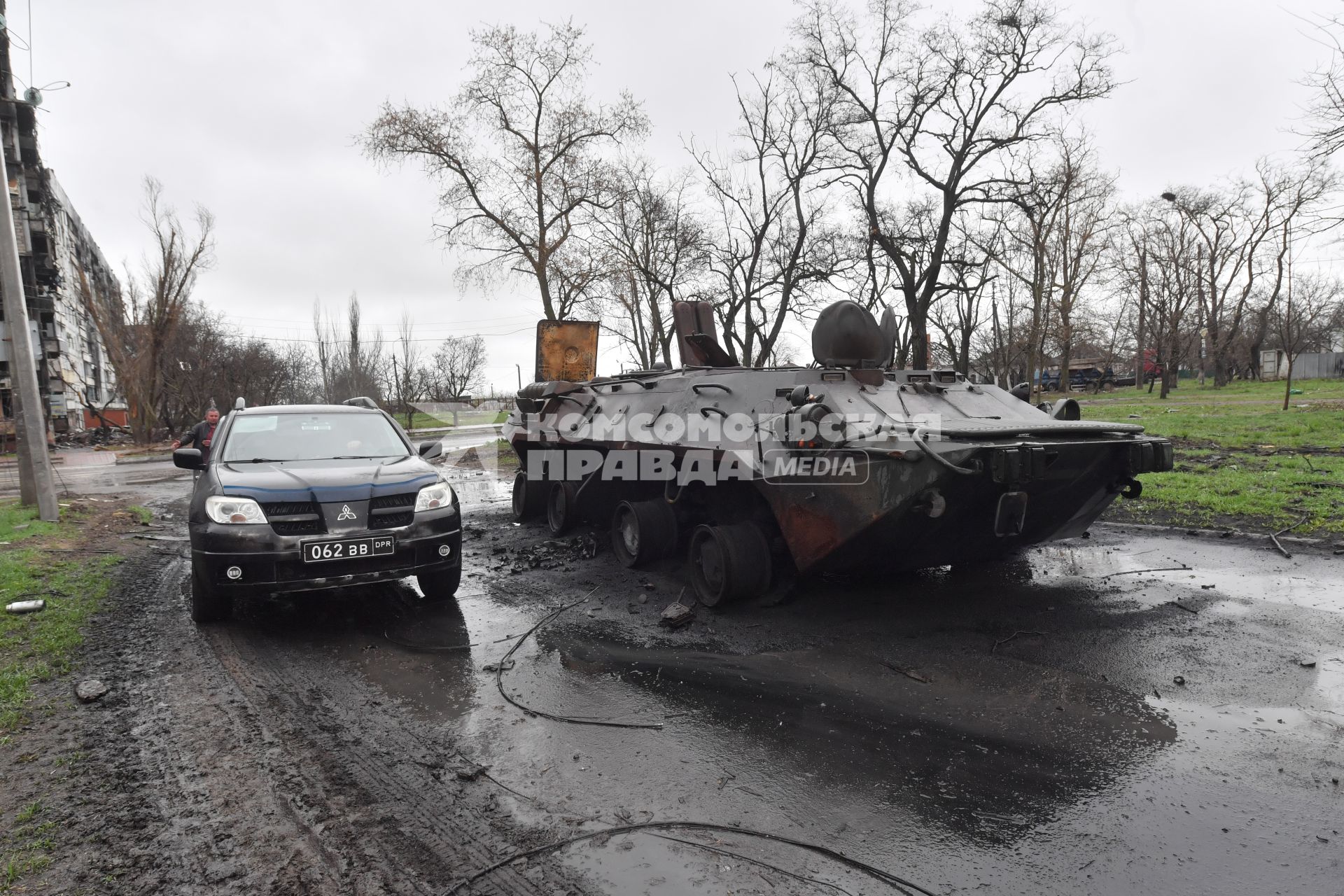 Украина. г.Мариуполь. Сгоревший бтр.