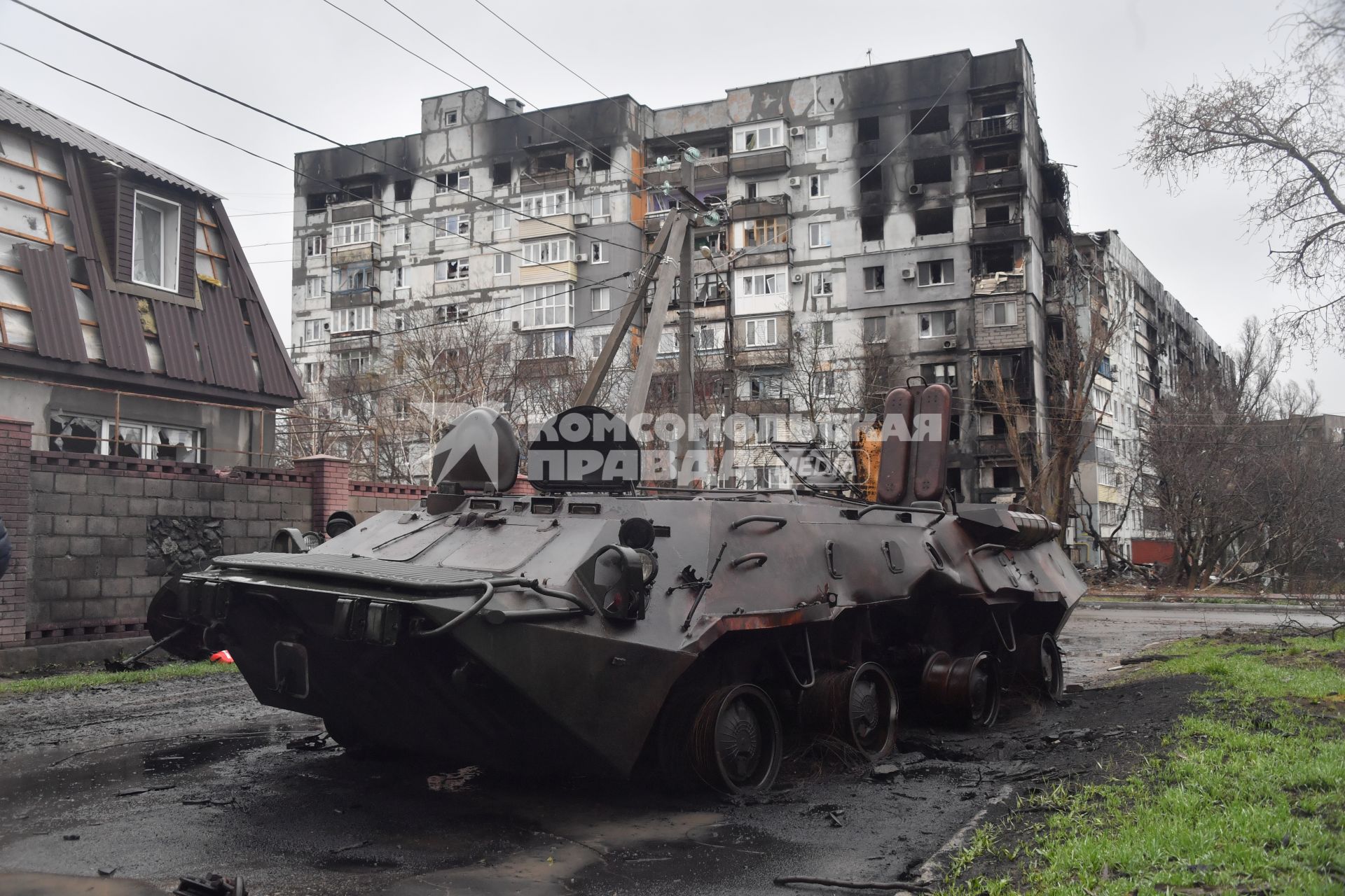 Украина. г.Мариуполь. Сгоревший бтр.