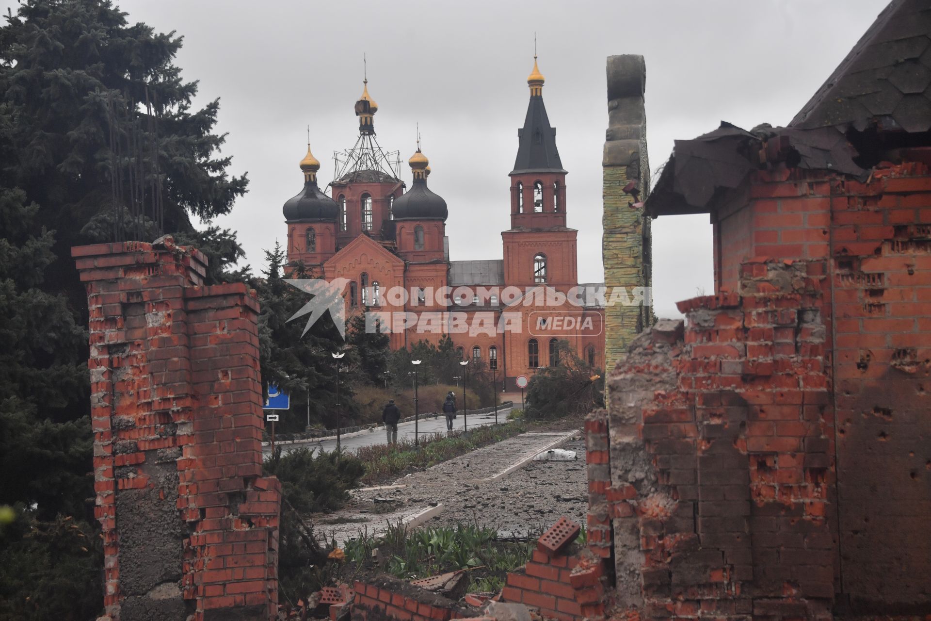 Украина. г.Мариуполь. Левобережный район. На смотровой площадке храм Архистратига Михаила, обстрелянный армией ВСУ.