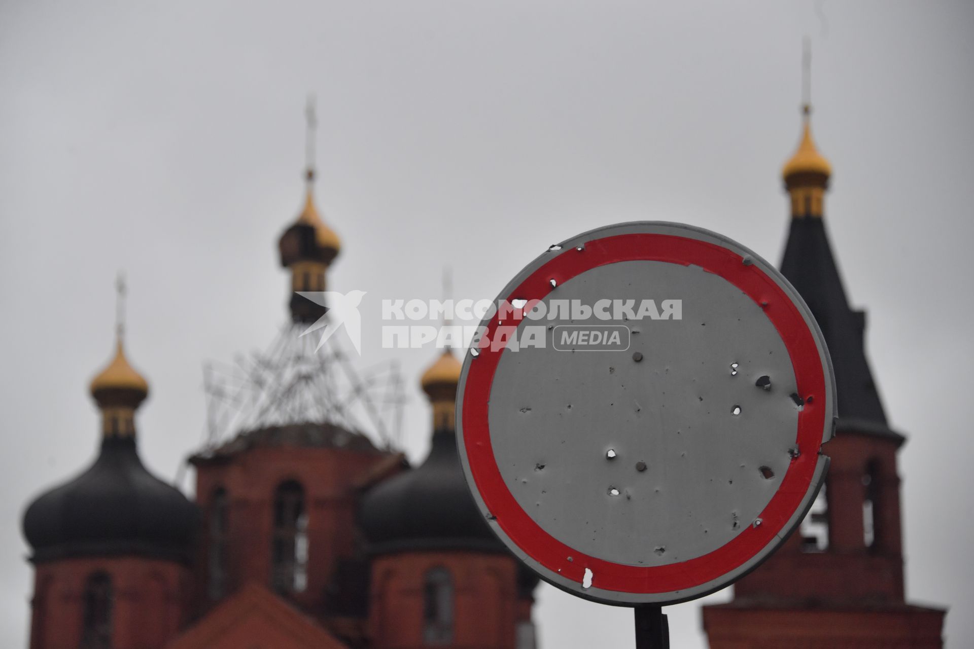 Украина. г.Мариуполь. Левобережный район. На смотровой площадке храм Архистратига Михаила, обстрелянный армией ВСУ.