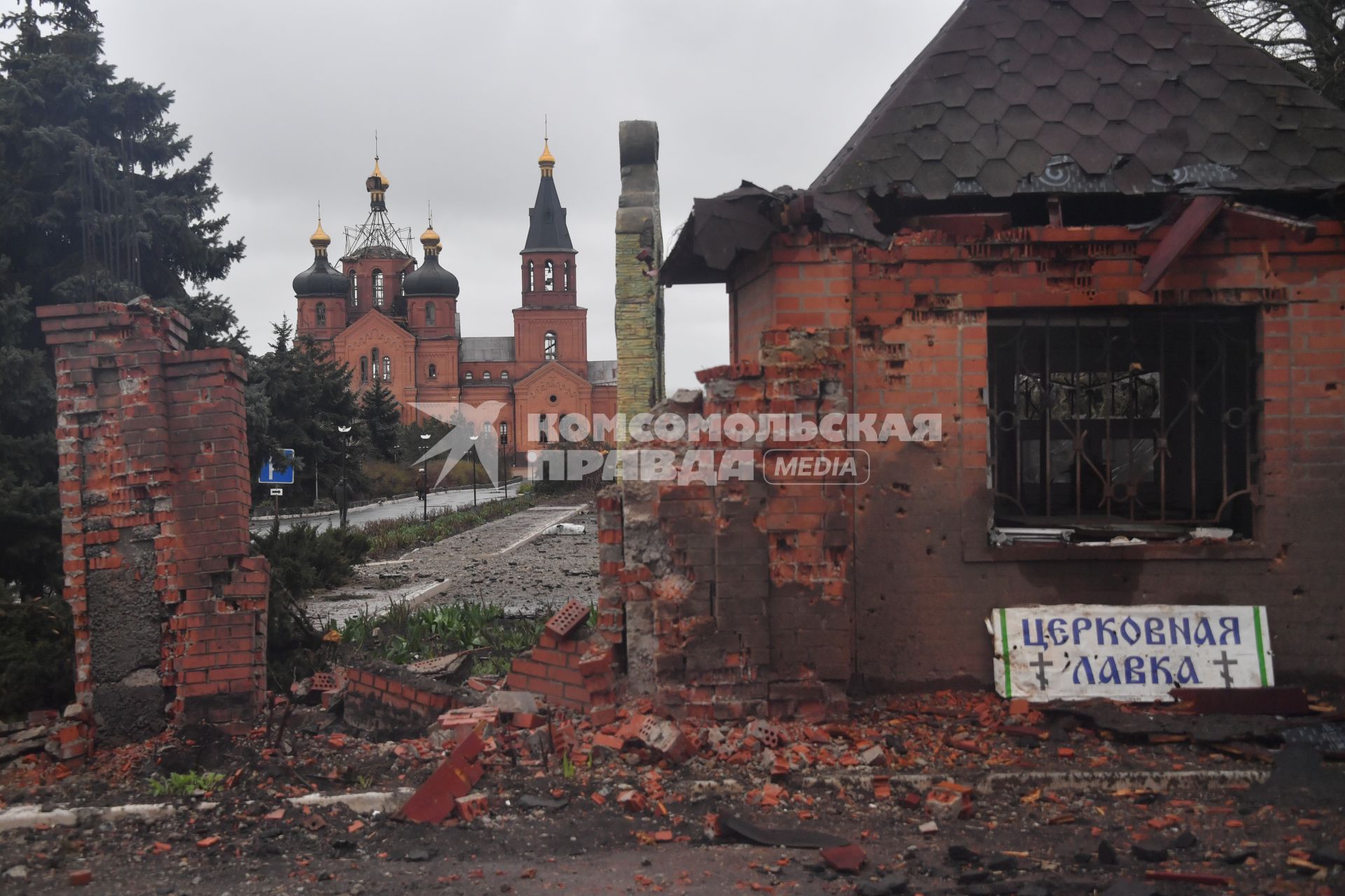 Украина. г.Мариуполь. Левобережный район. На смотровой площадке храм Архистратига Михаила, обстрелянный армией ВСУ.