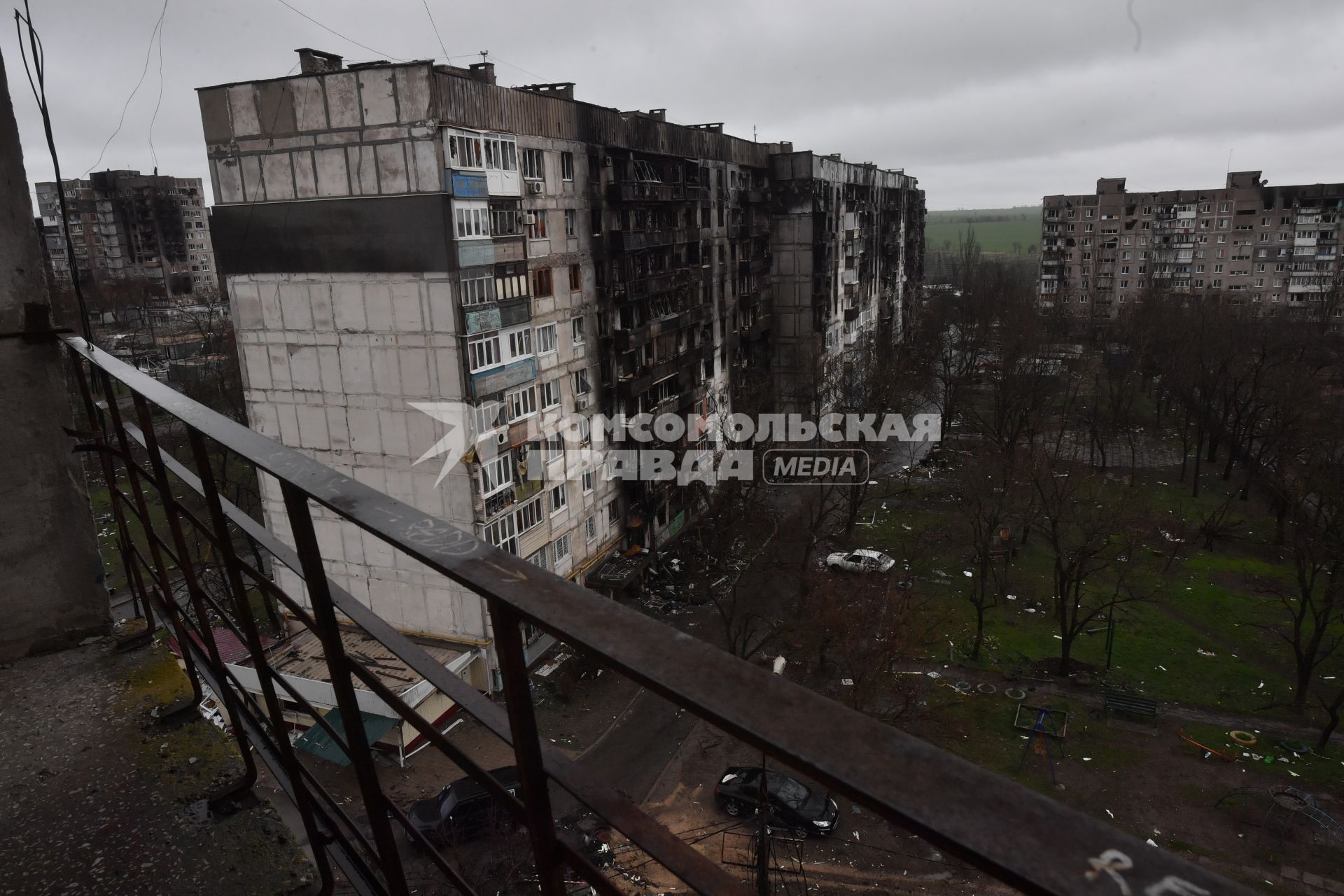 Украина. г.Мариуполь. Освобожденный район Восточный. Вид на разрушенные дома.