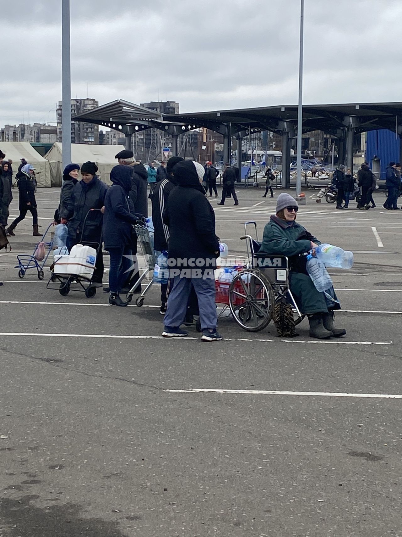 Украина. г.Мариуполь. Местные жители получают гуманитарную помощь в гипермаркете.