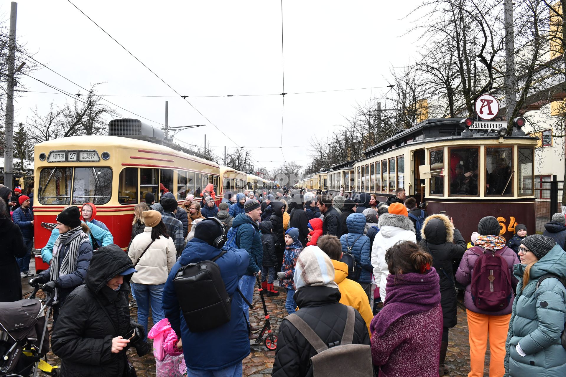 Москва. Горожане   во время парада  трамваев   в честь 123-летия открытия первой трамвайной линии в Москве.