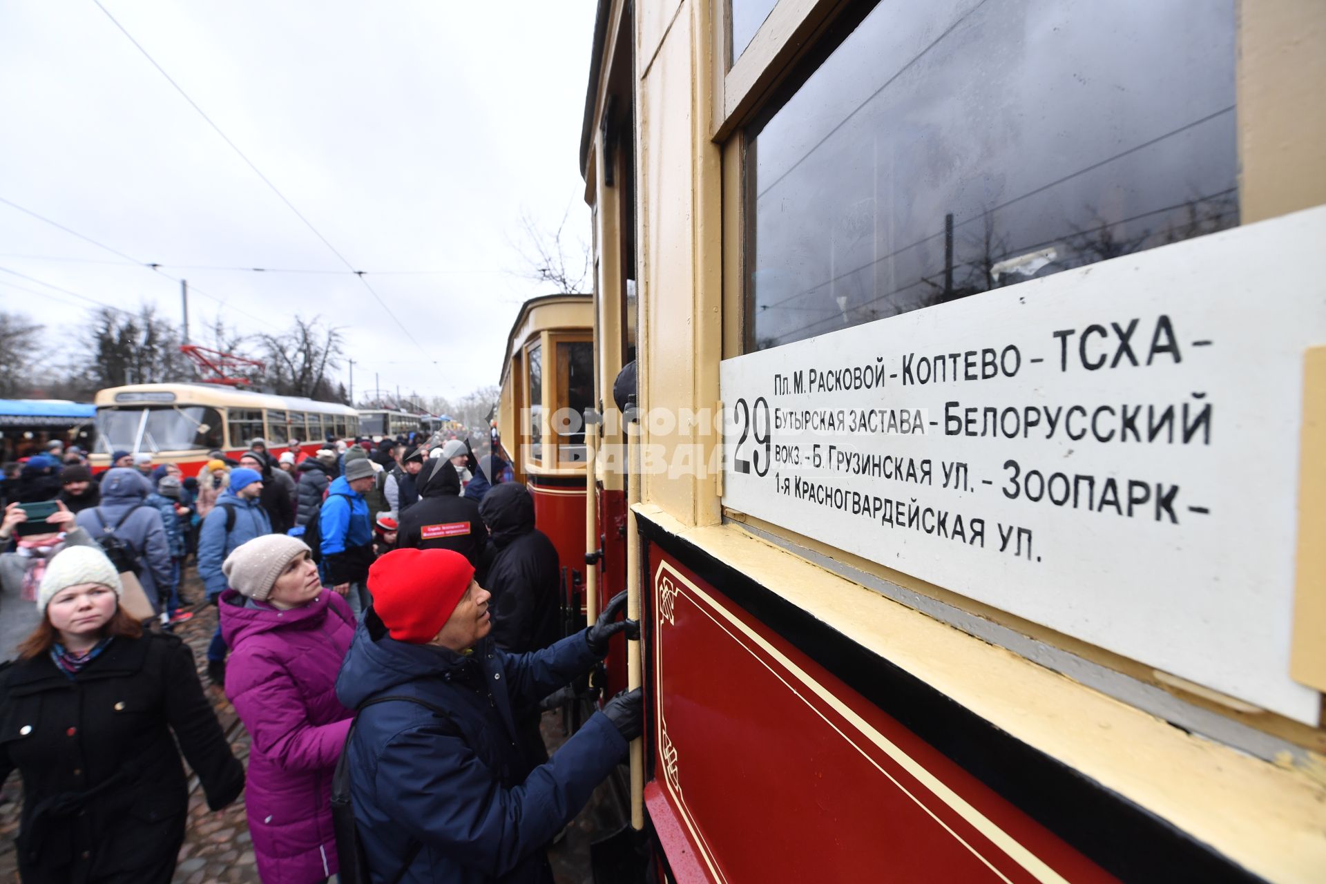 Москва. Горожане   во время парада  трамваев   в честь 123-летия открытия первой трамвайной линии в Москве.