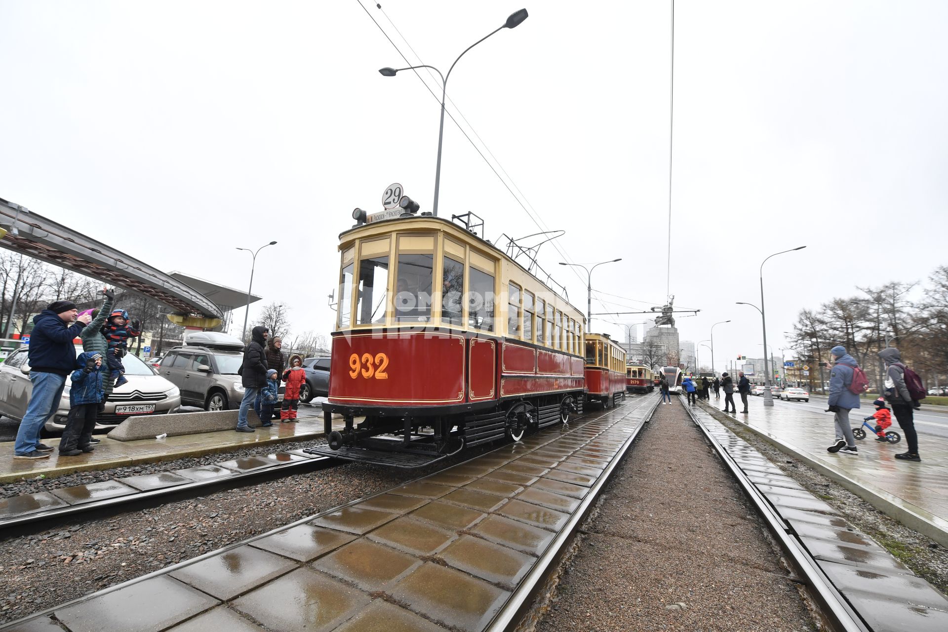 Москва.  Ретротрамвай у  Музейно-выставочного центра `Рабочий и колхозница`во время парада  трамваев   в честь 123-летия открытия первой трамвайной линии в Москве.