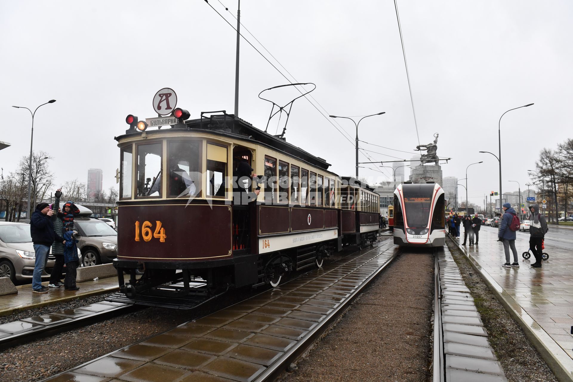 Москва.  Ретротрамвай у  Музейно-выставочного центра `Рабочий и колхозница`во время парада  трамваев   в честь 123-летия открытия первой трамвайной линии в Москве.