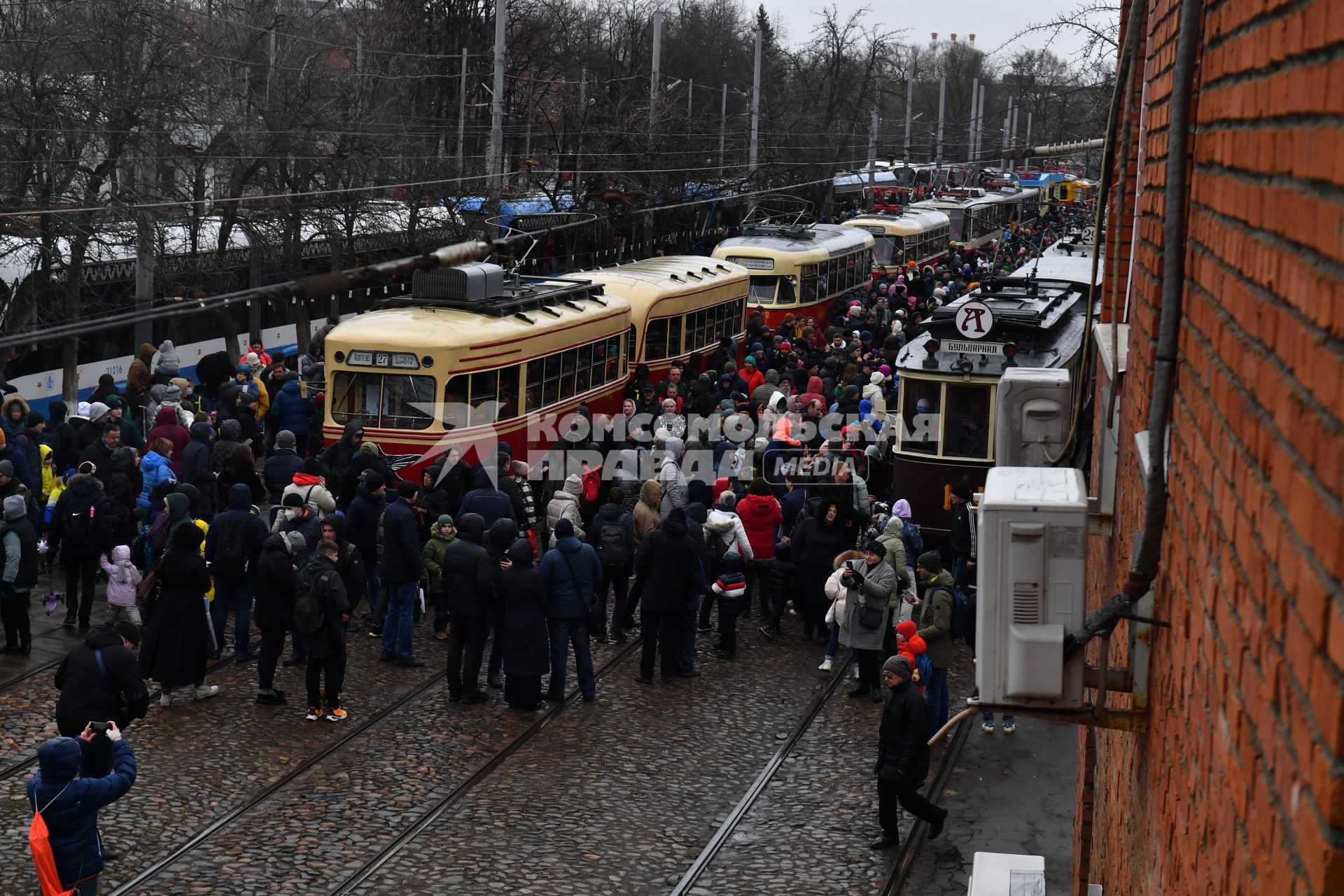 Москва. Горожане   во время парада  трамваев   в честь 123-летия открытия первой трамвайной линии в Москве.