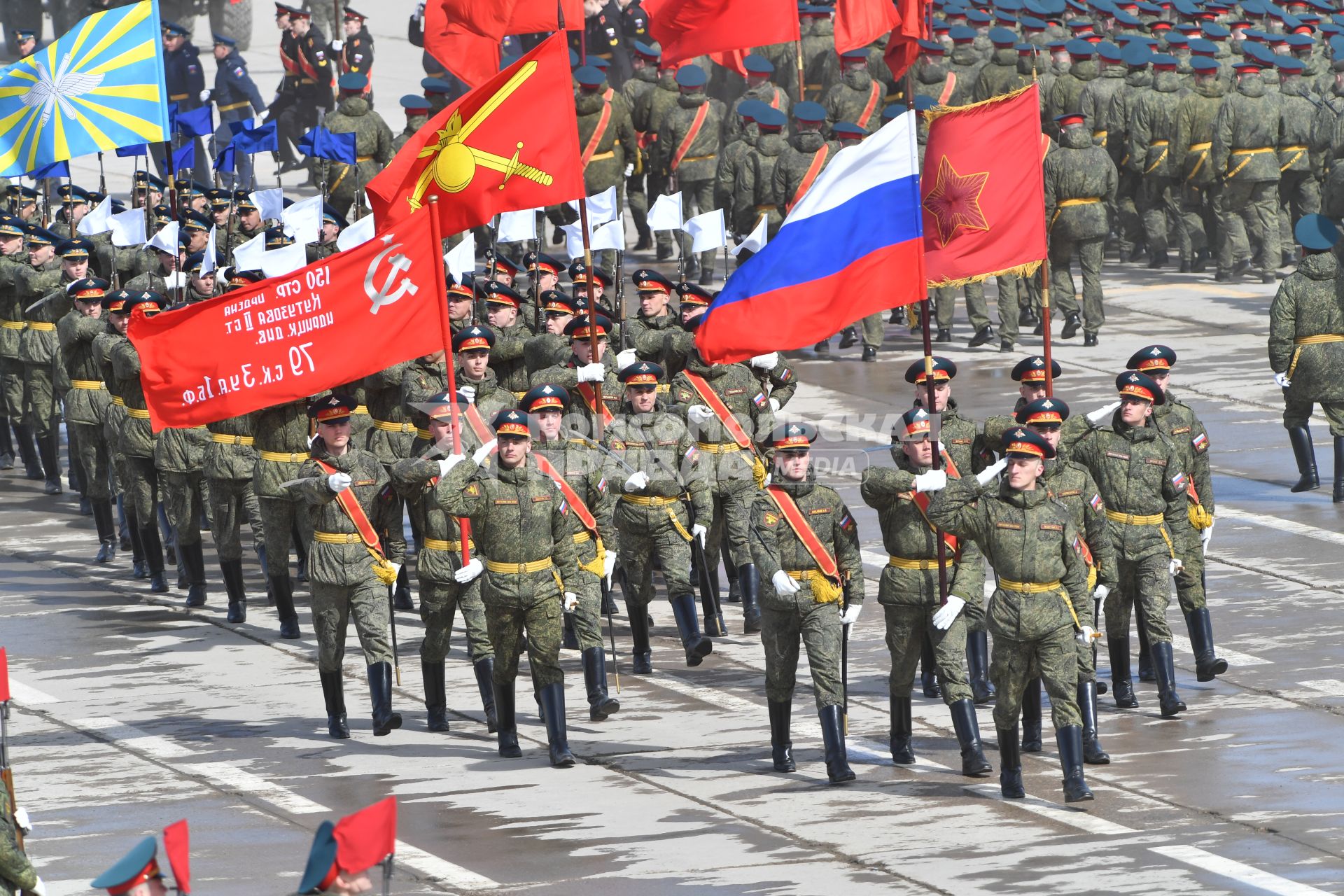 Московская область. Алабино. Военнослужащие Преображенского полка несут Знамя Победы  на репетиции военного парада, приуроченного к 77-летию Победы в Великой Отечественной войне.