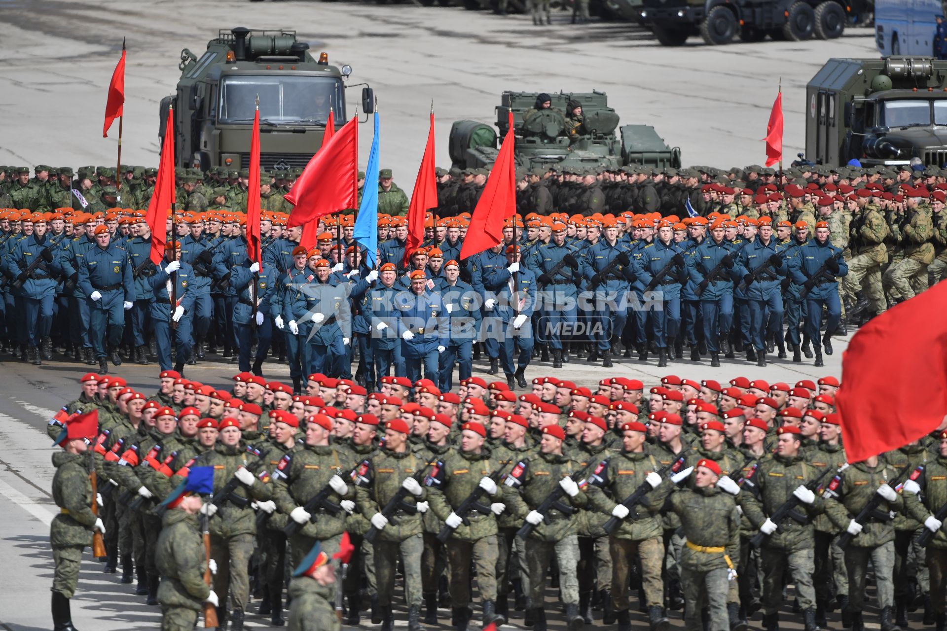 Московская область. Алабино. Курсанты МЧС  на репетиции военного парада, приуроченного к 77-летию Победы в Великой Отечественной войне.