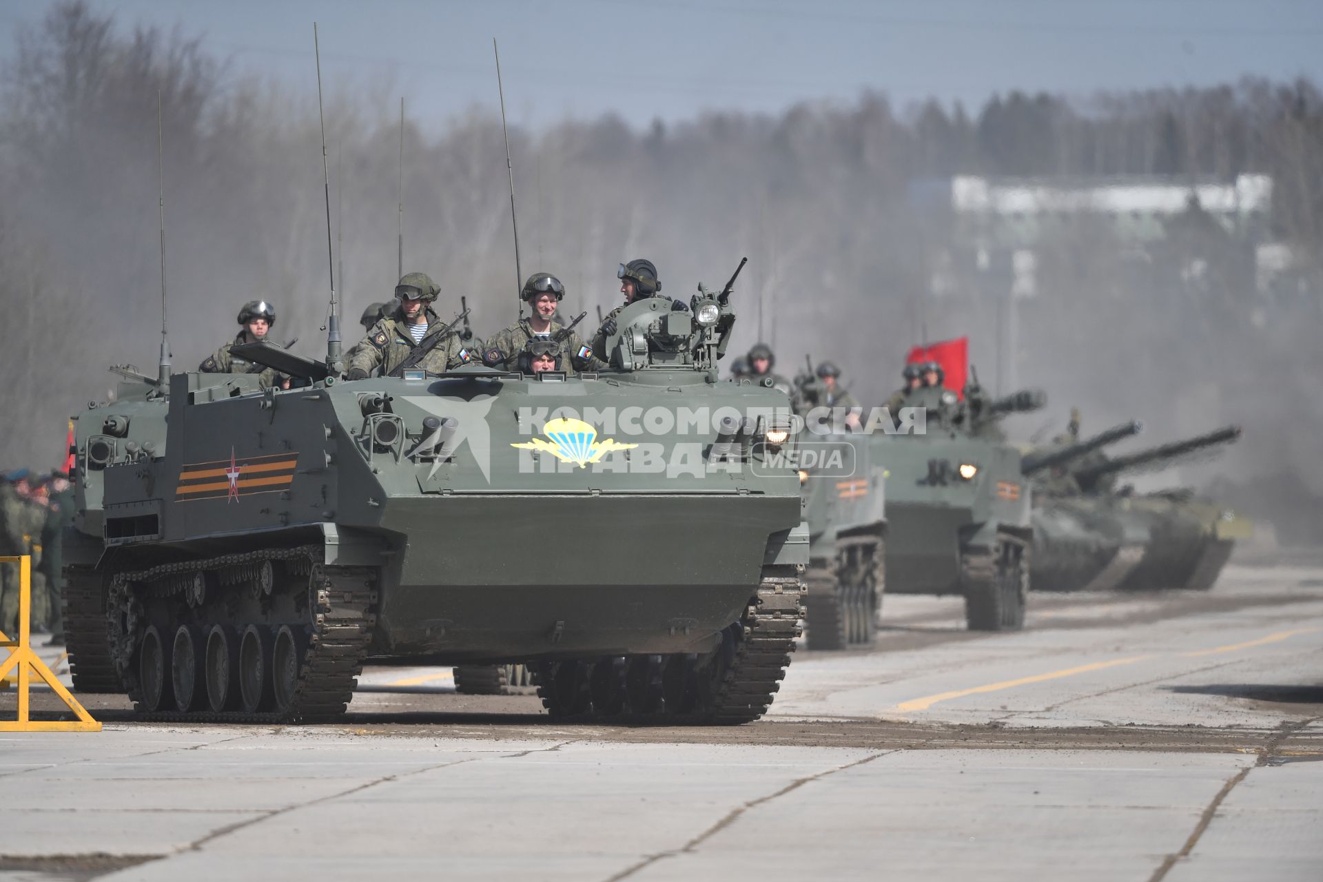 Московская область. Алабино. Военнослужащие боевых машинах десанта БМД-4  на репетиции военного парада, приуроченного к 77-летию Победы в Великой Отечественной войне.