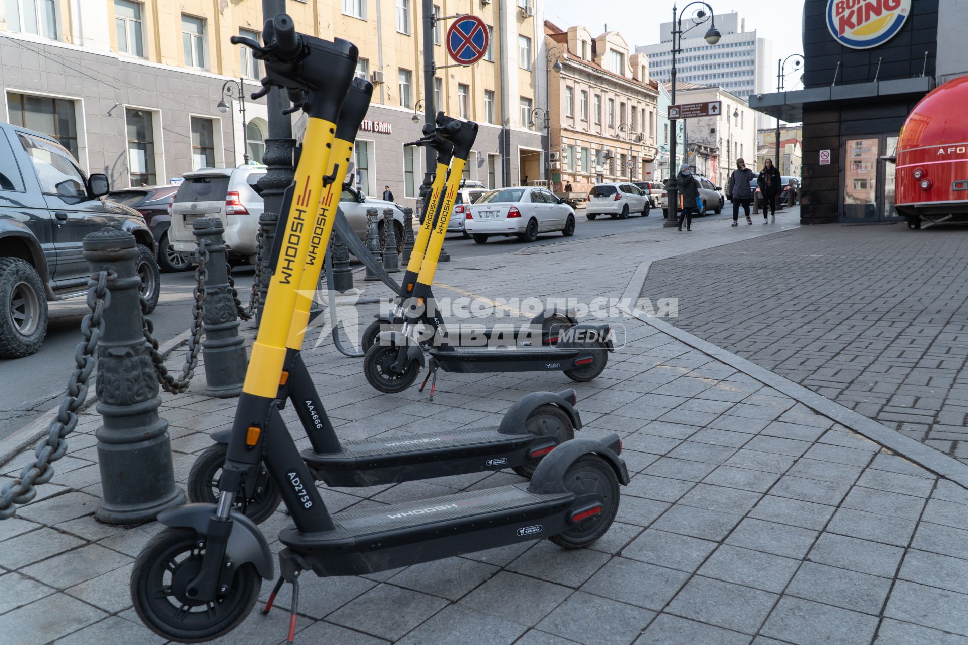 Владивосток. Прокатные электросамокаты на одной из улиц города.