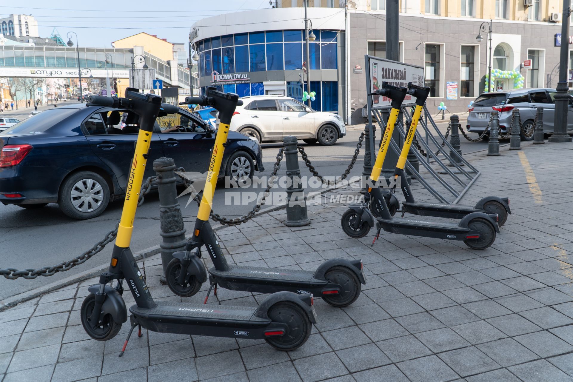 Владивосток. Прокатные электросамокаты на одной из улиц города.