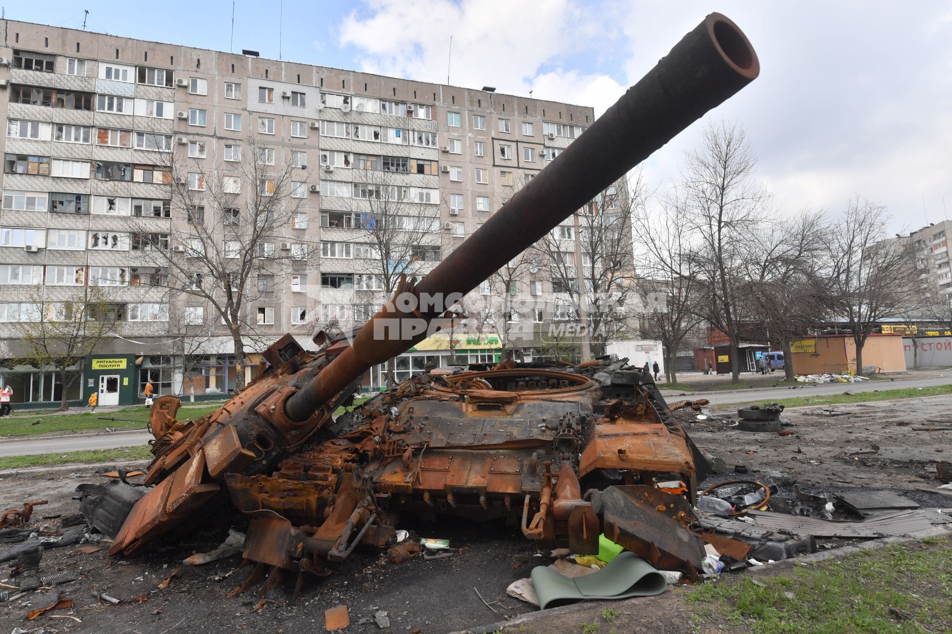 Украина. г.Мариуполь. Сгоревший танк.