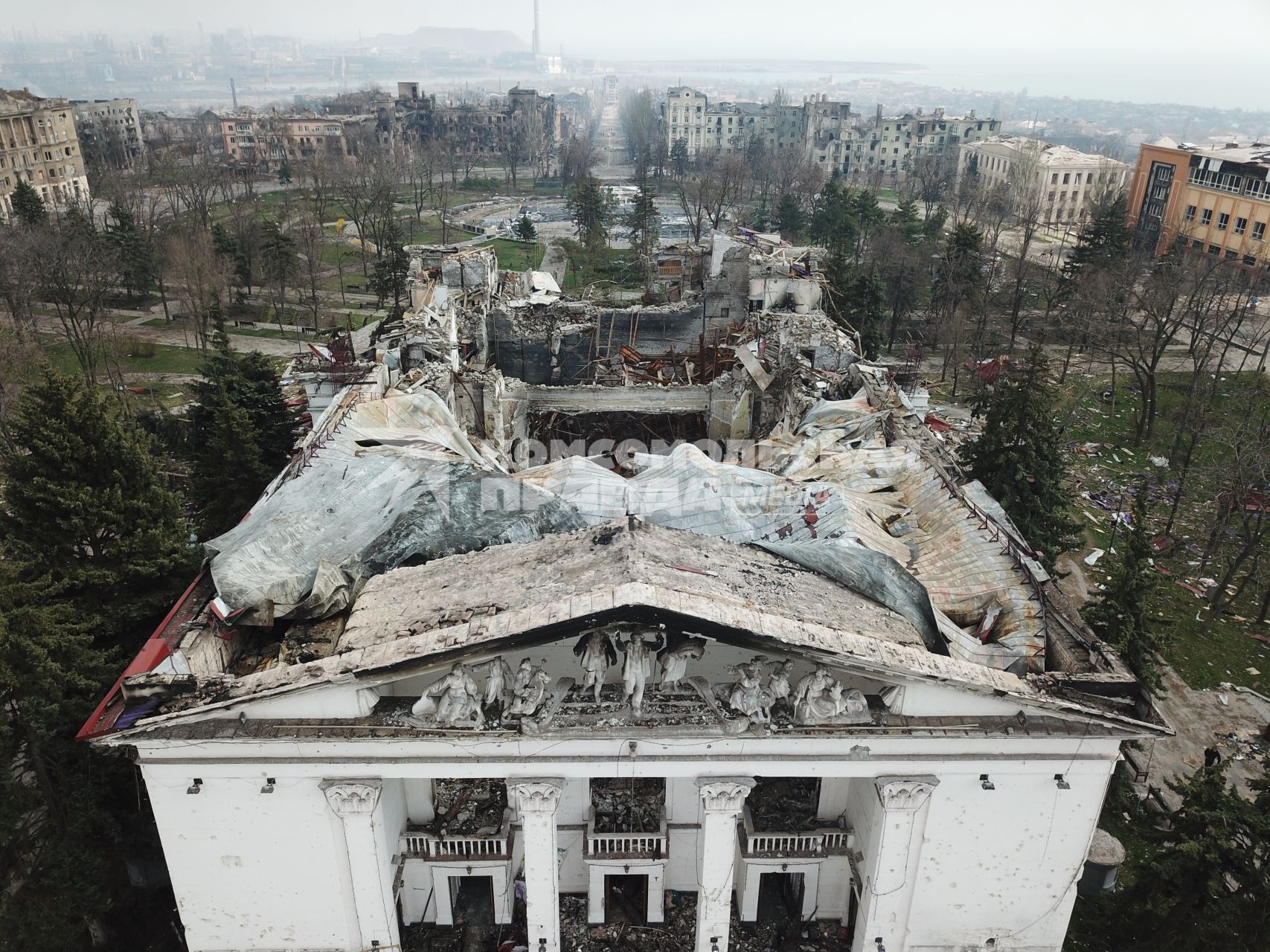 Украина. г.Мариуполь. Здание подорванного Драмтеатра.