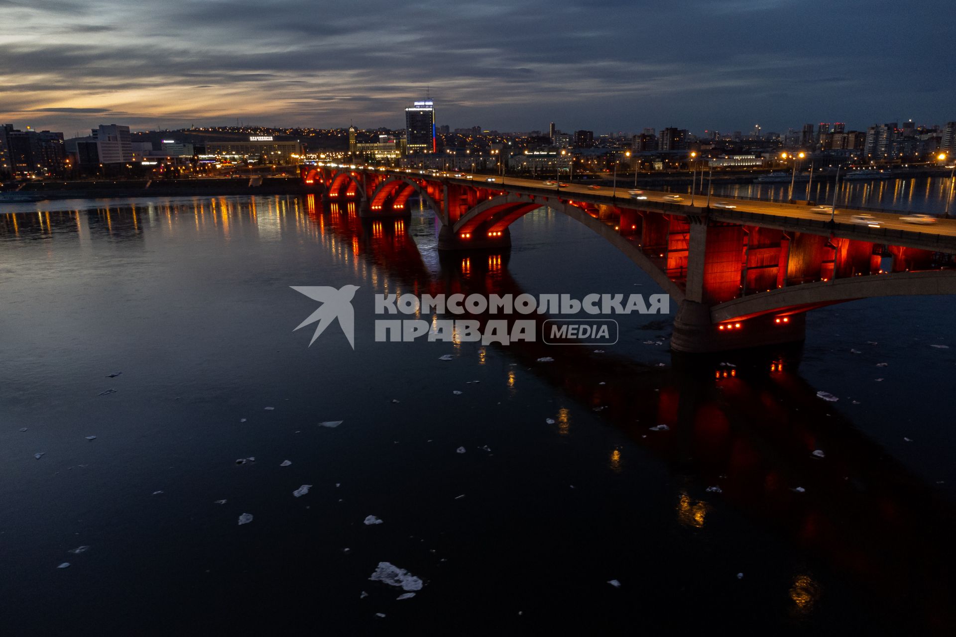 Красноярск. Весенний ледоход на реке Енисей.