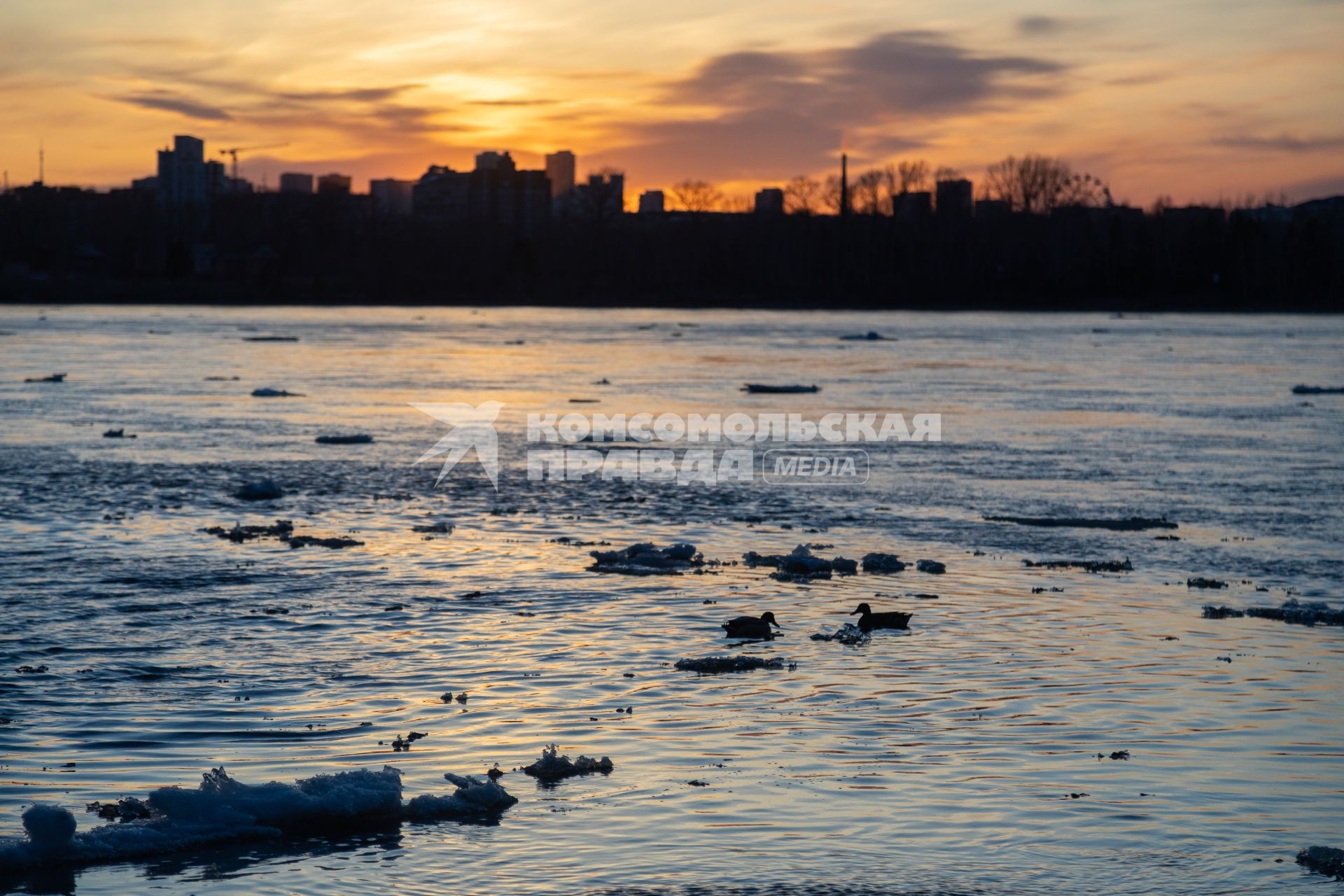 Красноярск. Весенний ледоход на реке Енисей.