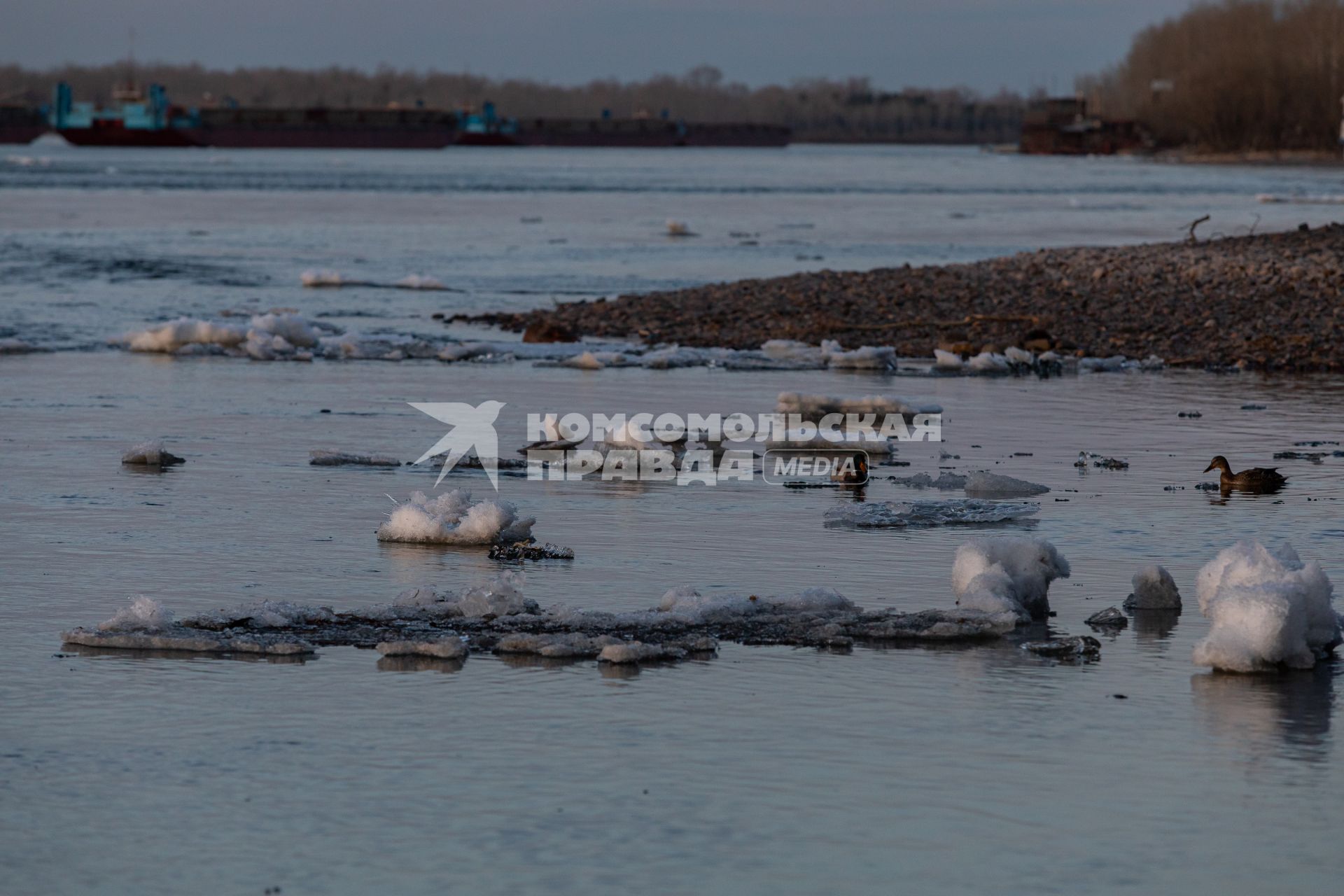 Красноярск. Весенний ледоход на реке Енисей.