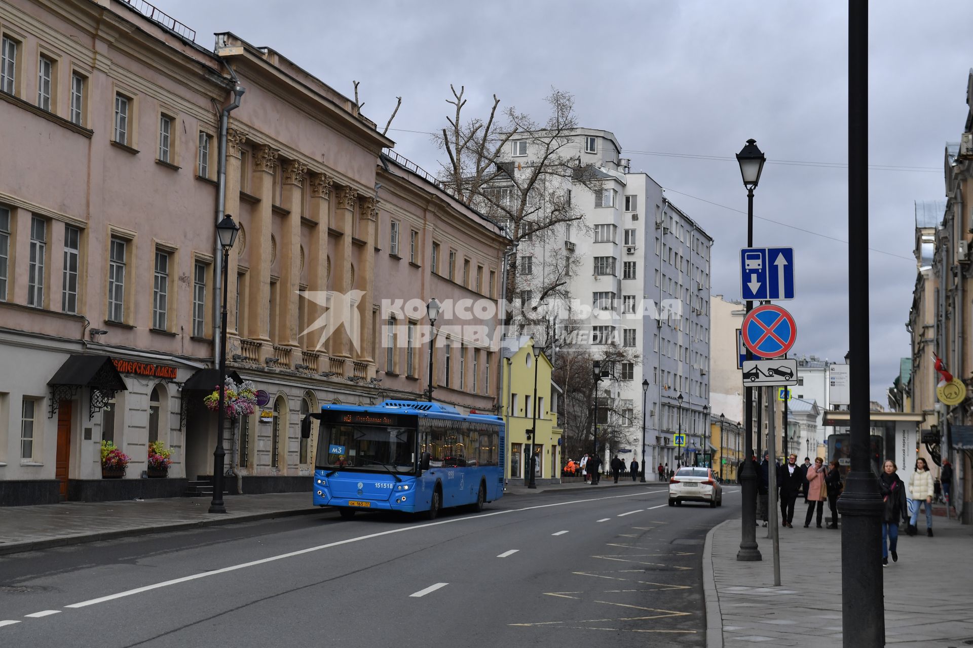 Москва. Маршрутный автобус на одной из улиц города.