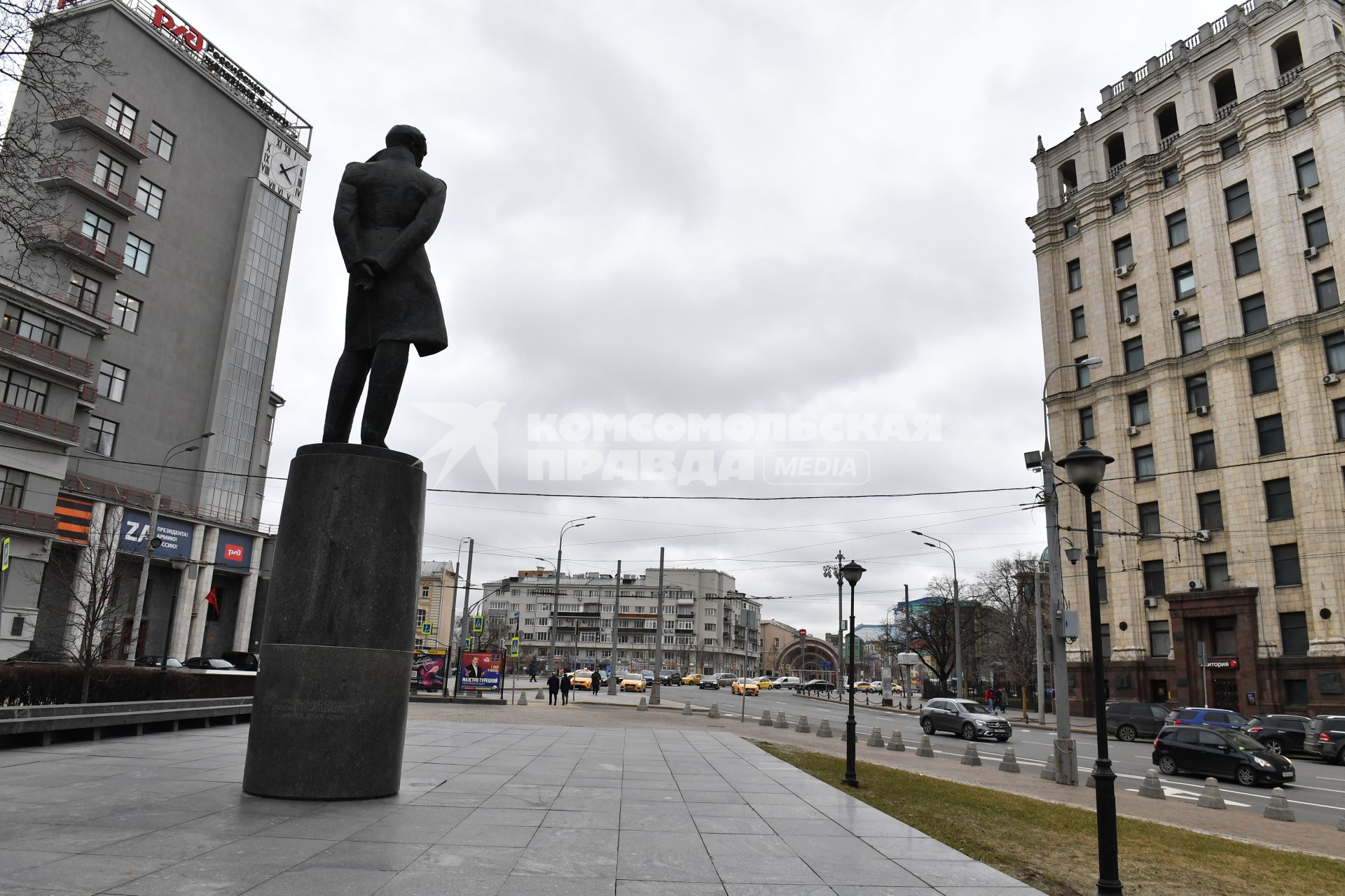 Москва. Памятник писателю Михаилу Лермонтову.