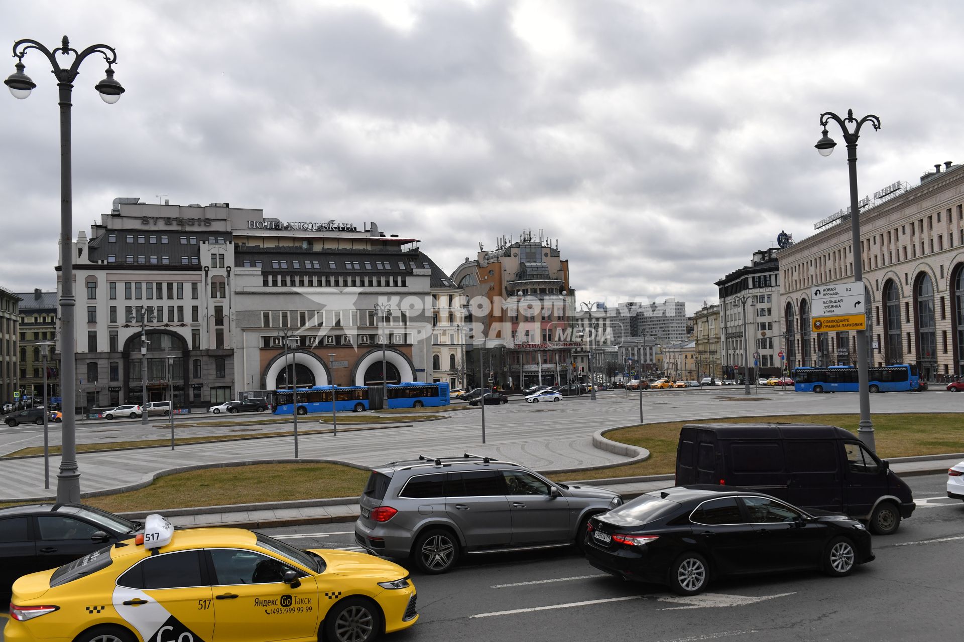 Москва. Вид на отель The St. Regis Moscow Nikolskaya на Никольской улице.